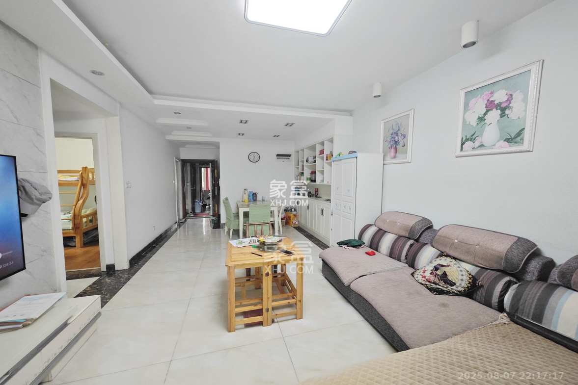 新城新世界一二三期 2室1厅1卫 79.8万 新城新世界一二三期 2室1厅1卫 79.8万客厅