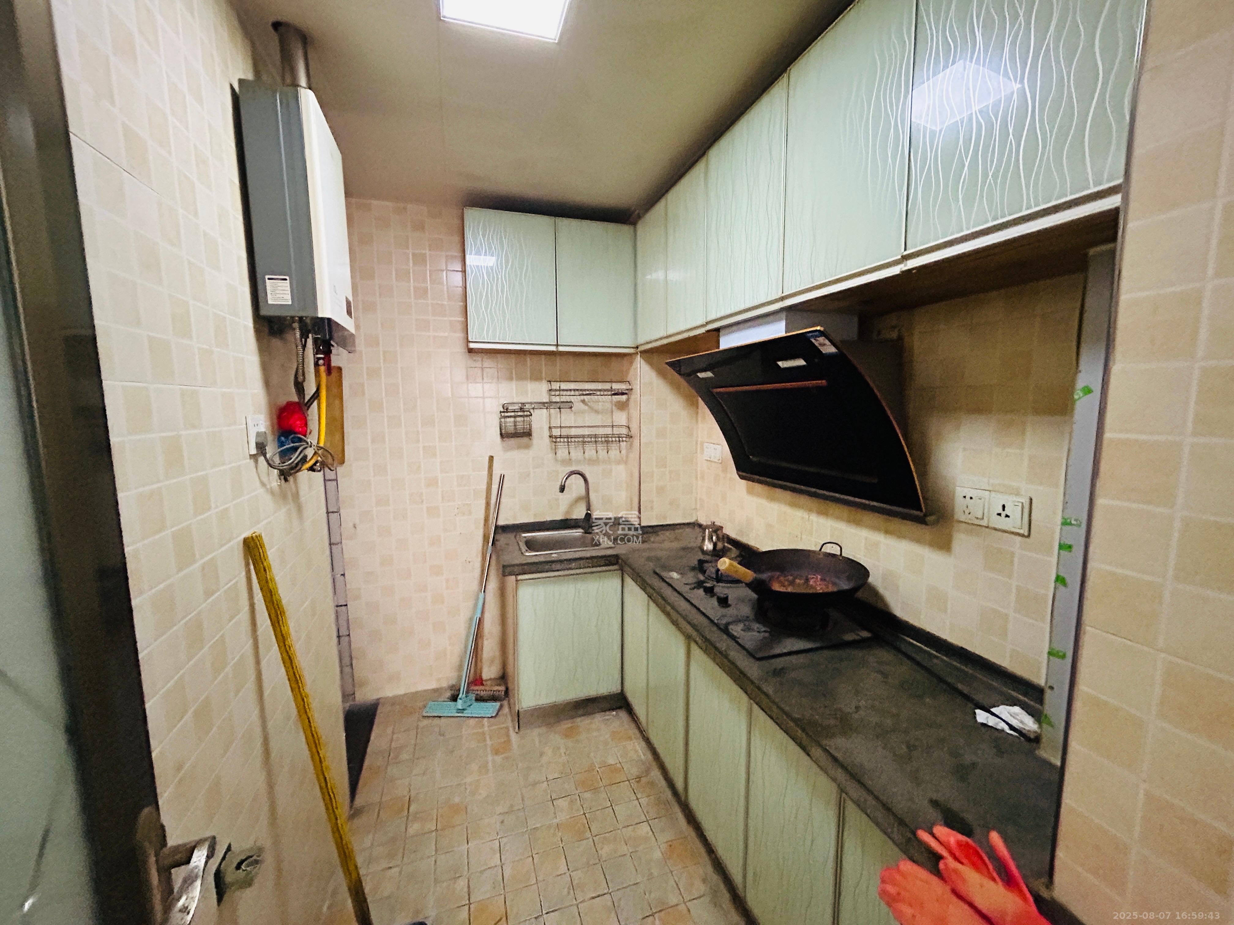 岳泰理想城 1室2厅1卫 2450.0元/月 岳泰理想城 1室2厅1卫 2450.0元/月室内图