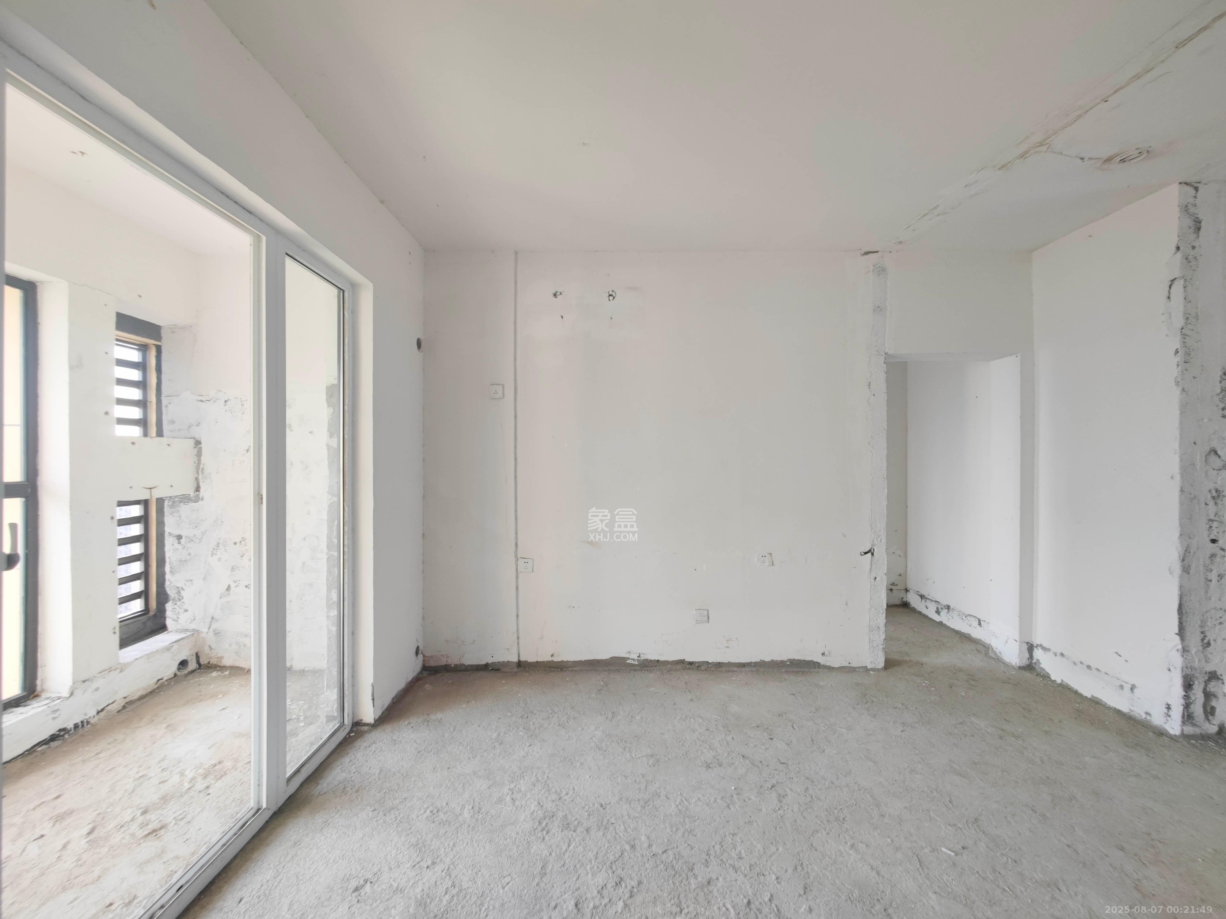 绿地新都会  3室2厅1卫    61.0万 绿地新都会  3室2厅1卫    61.0万客厅