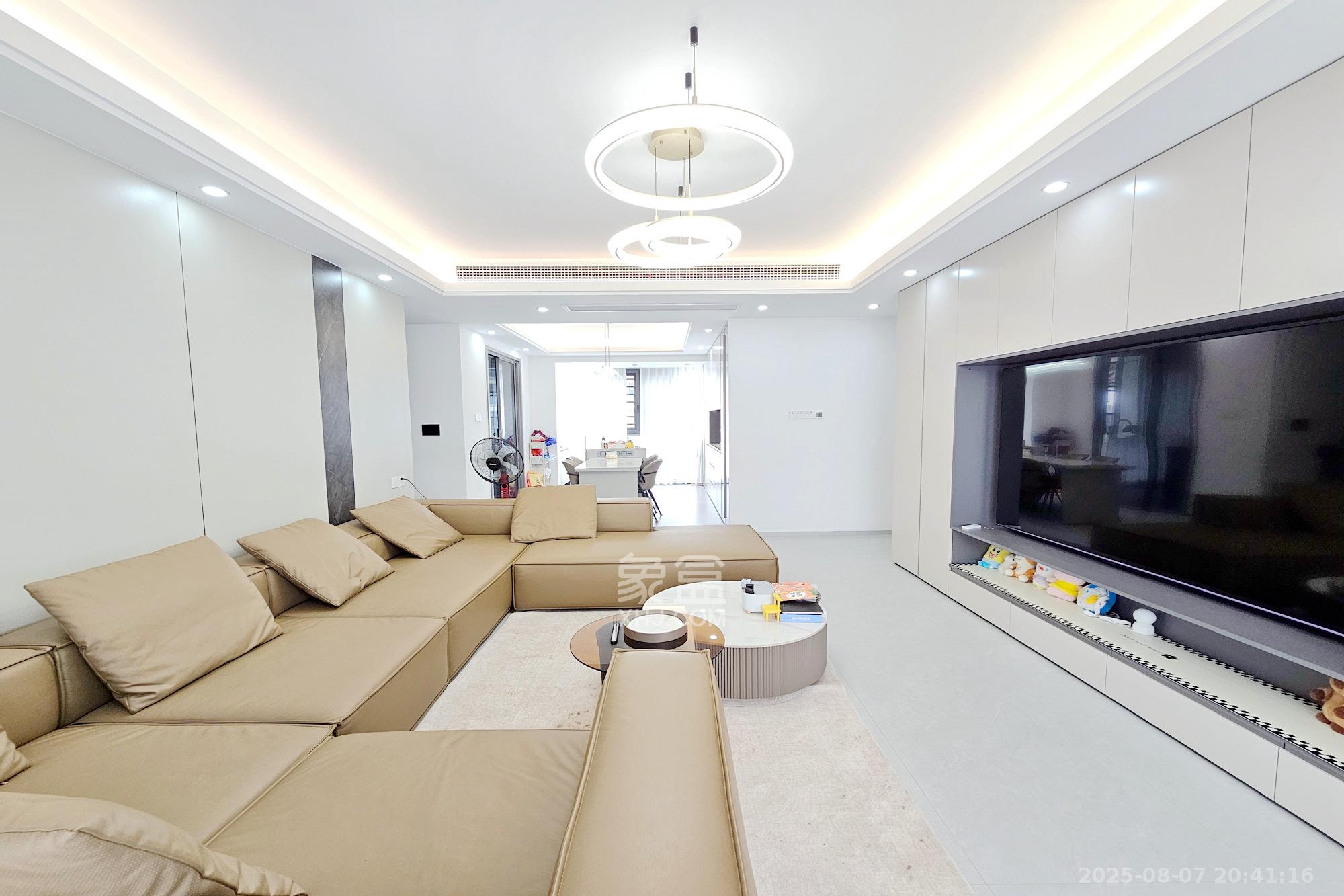 润和星河玥 4室2厅2卫 170.0万 润和星河玥 4室2厅2卫 170.0万客厅