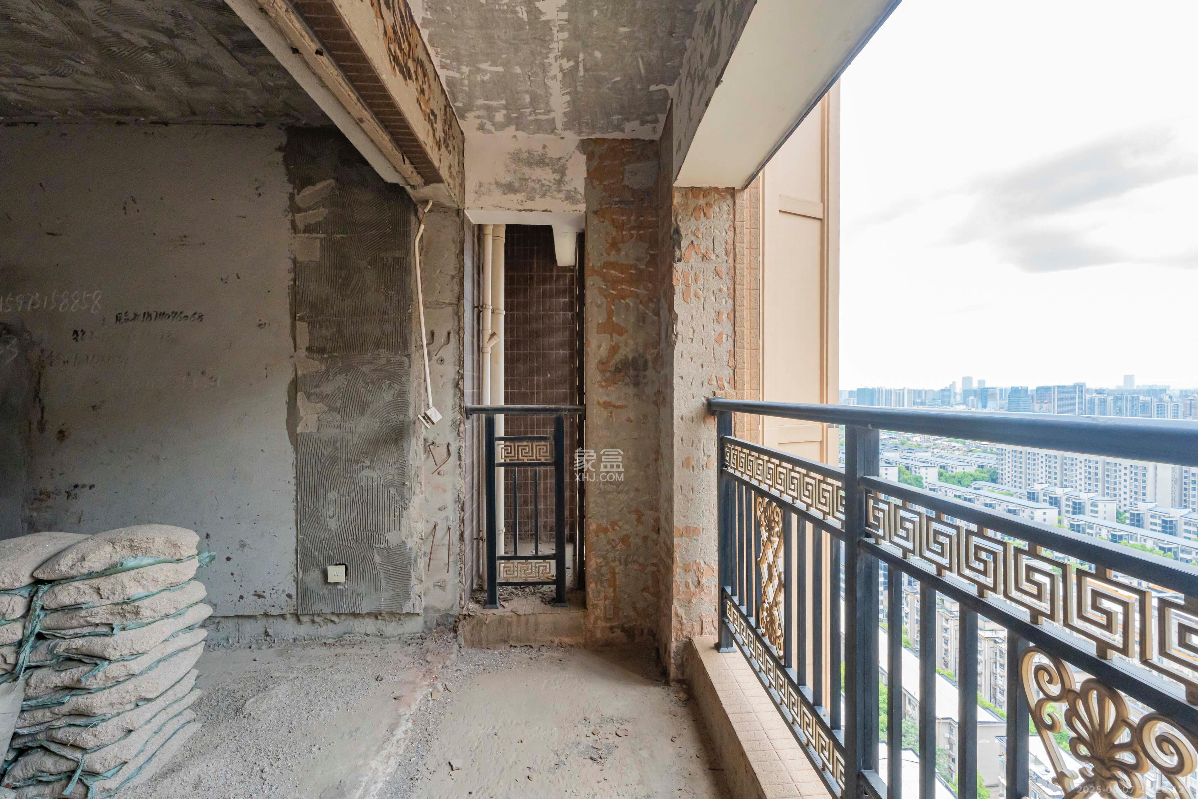 上园商住小区  3室2厅1卫    96.8万阳台