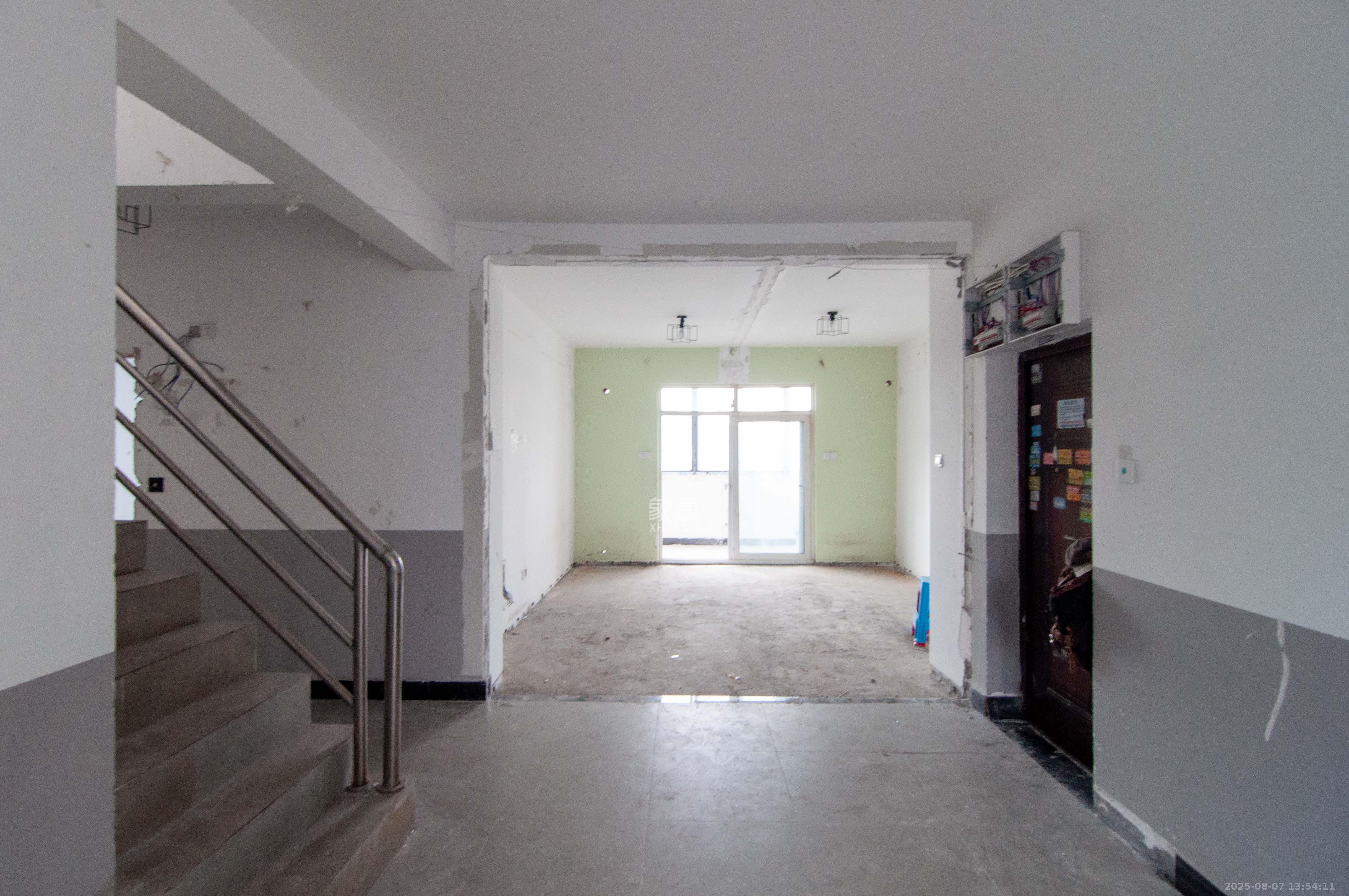 麓阳和景雅苑 5室2厅3卫 200.0万 麓阳和景雅苑 5室2厅3卫 200.0万客厅