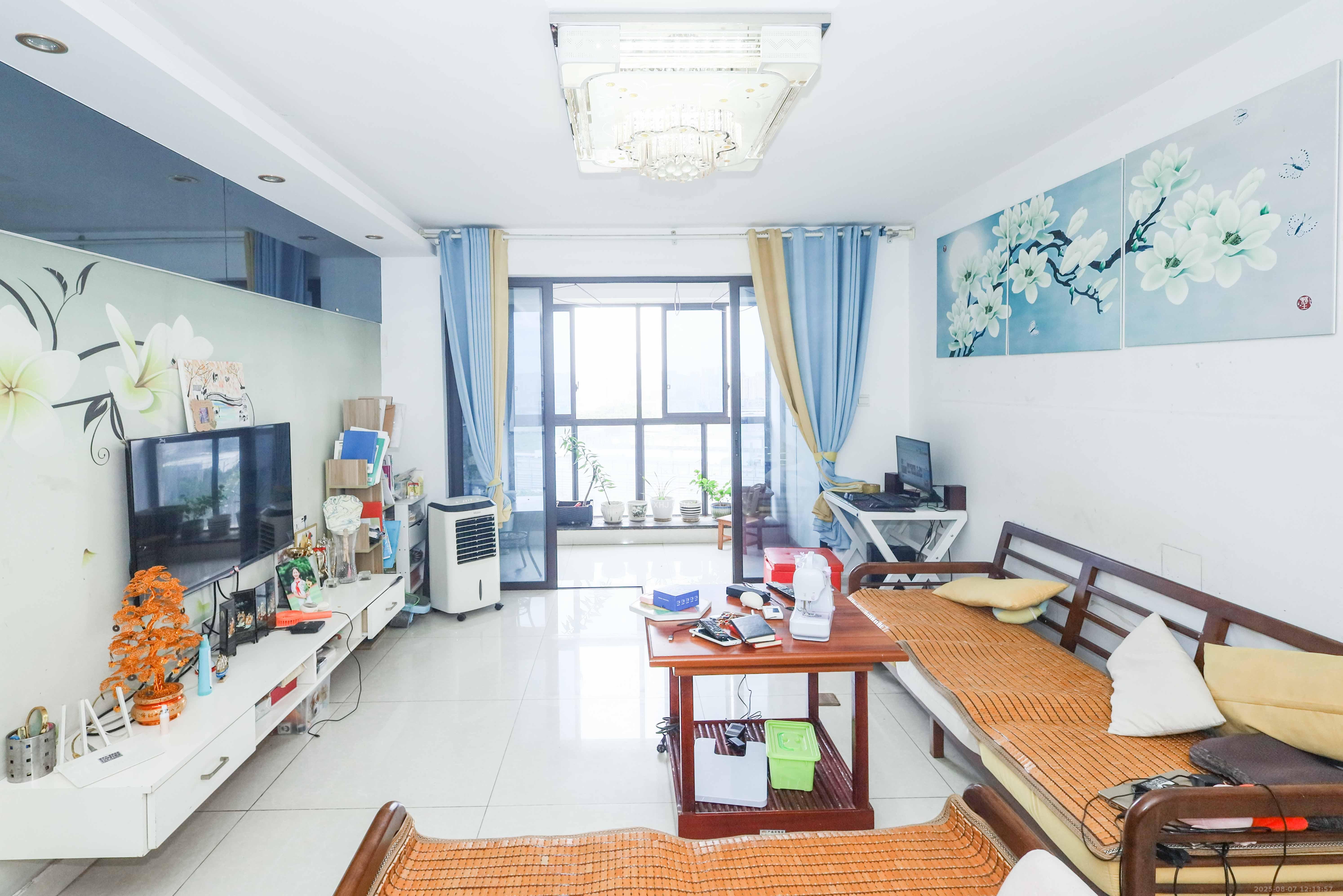 保利麓谷林语F区  3室2厅2卫    92.0万 保利麓谷林语F区  3室2厅2卫    92.0万客厅