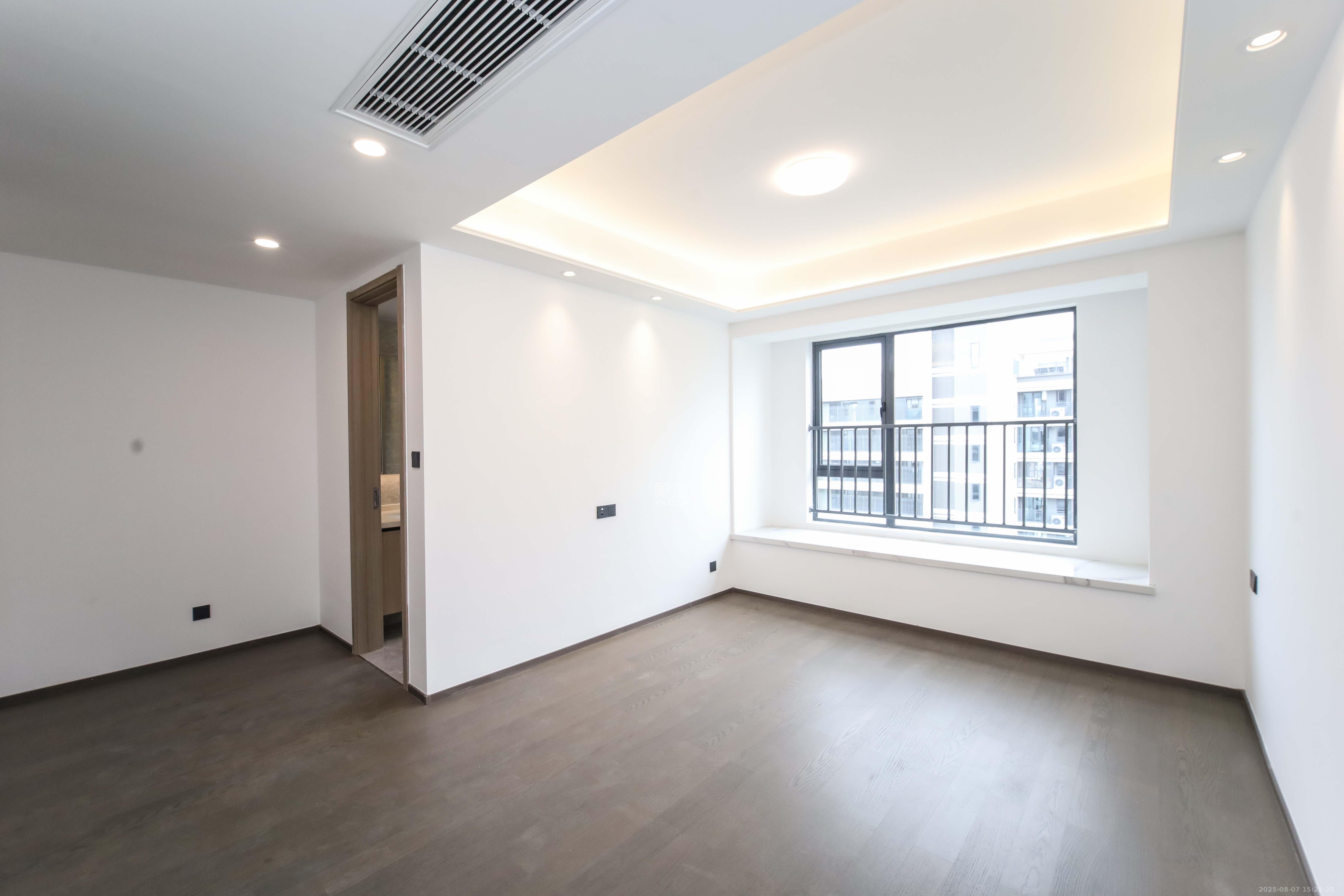 德奥上河城章  4室2厅2卫    210.0万卧室