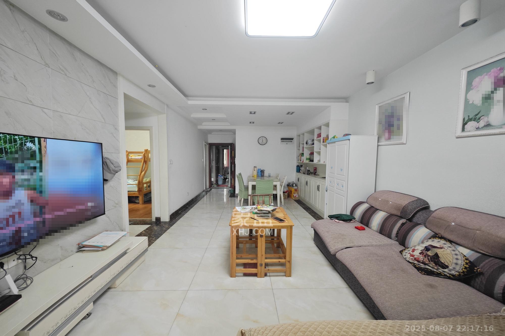 新城新世界一二三期 2室1厅1卫 79.8万 新城新世界一二三期 2室1厅1卫 79.8万客厅