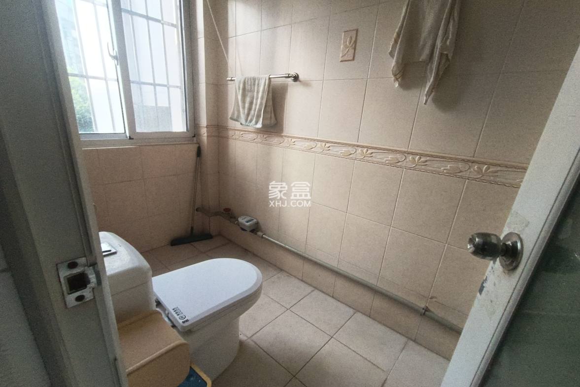 龙珠新城 3室2厅1卫 105.0万 龙珠新城 3室2厅1卫 105.0万客厅