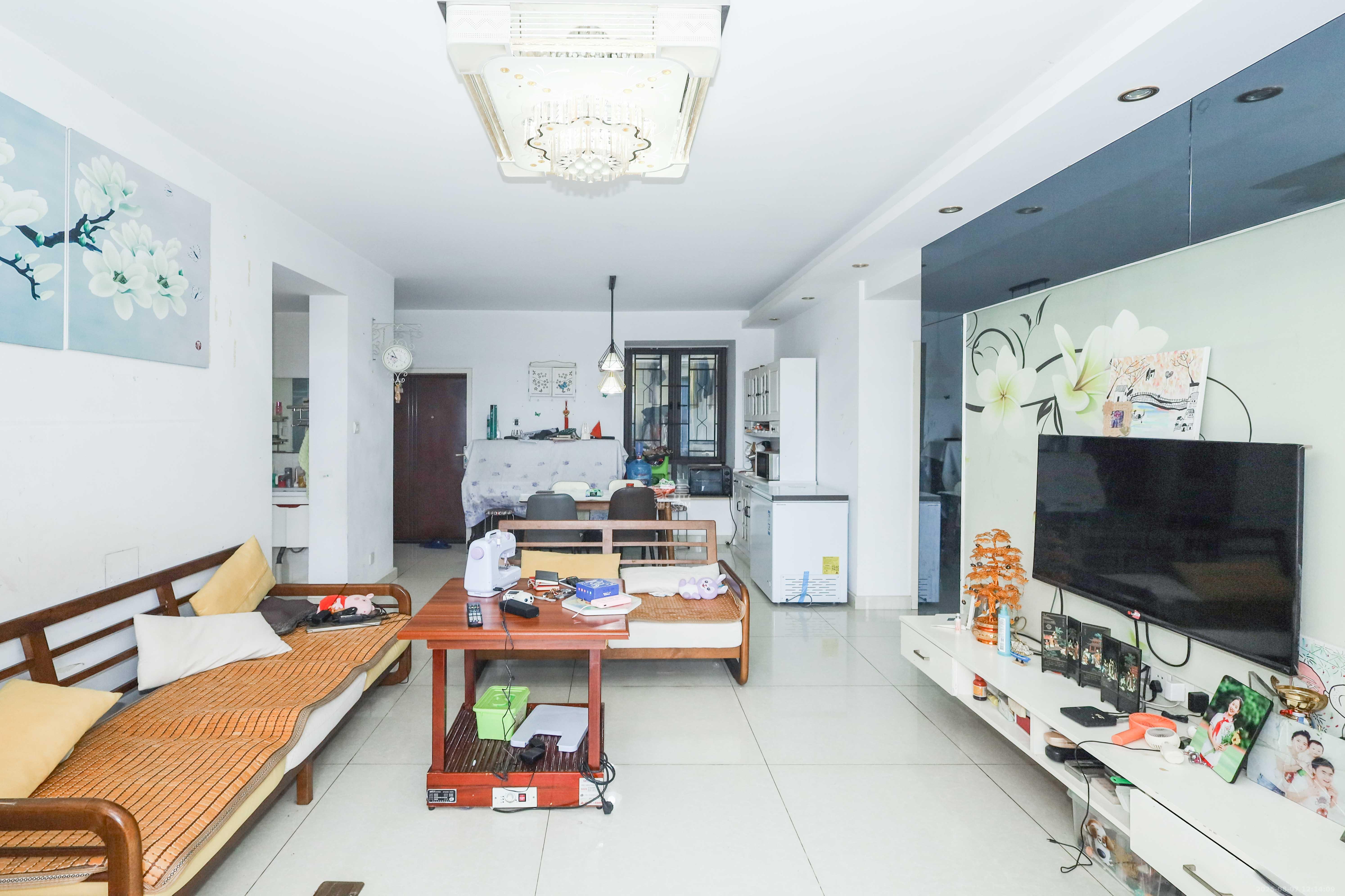 保利麓谷林语F区  3室2厅2卫    92.0万 保利麓谷林语F区  3室2厅2卫    92.0万客厅