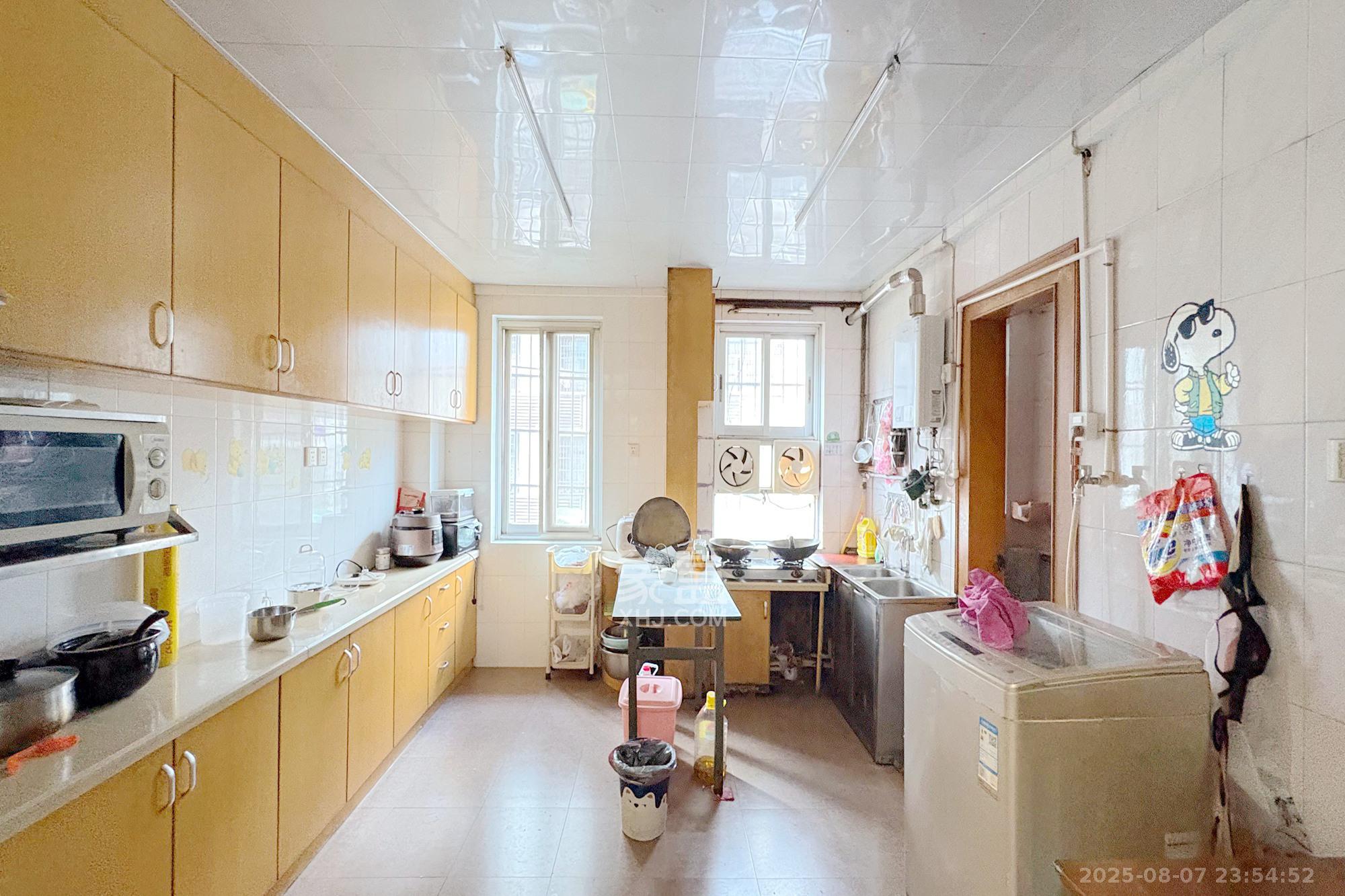 燕山街社区  3室2厅2卫    88.0万厨房