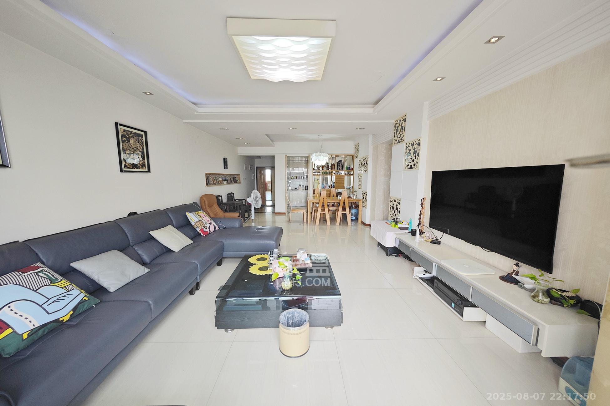 新城新世界一二三期  1室2厅2卫    98.0万 新城新世界一二三期  1室2厅2卫    98.0万客厅