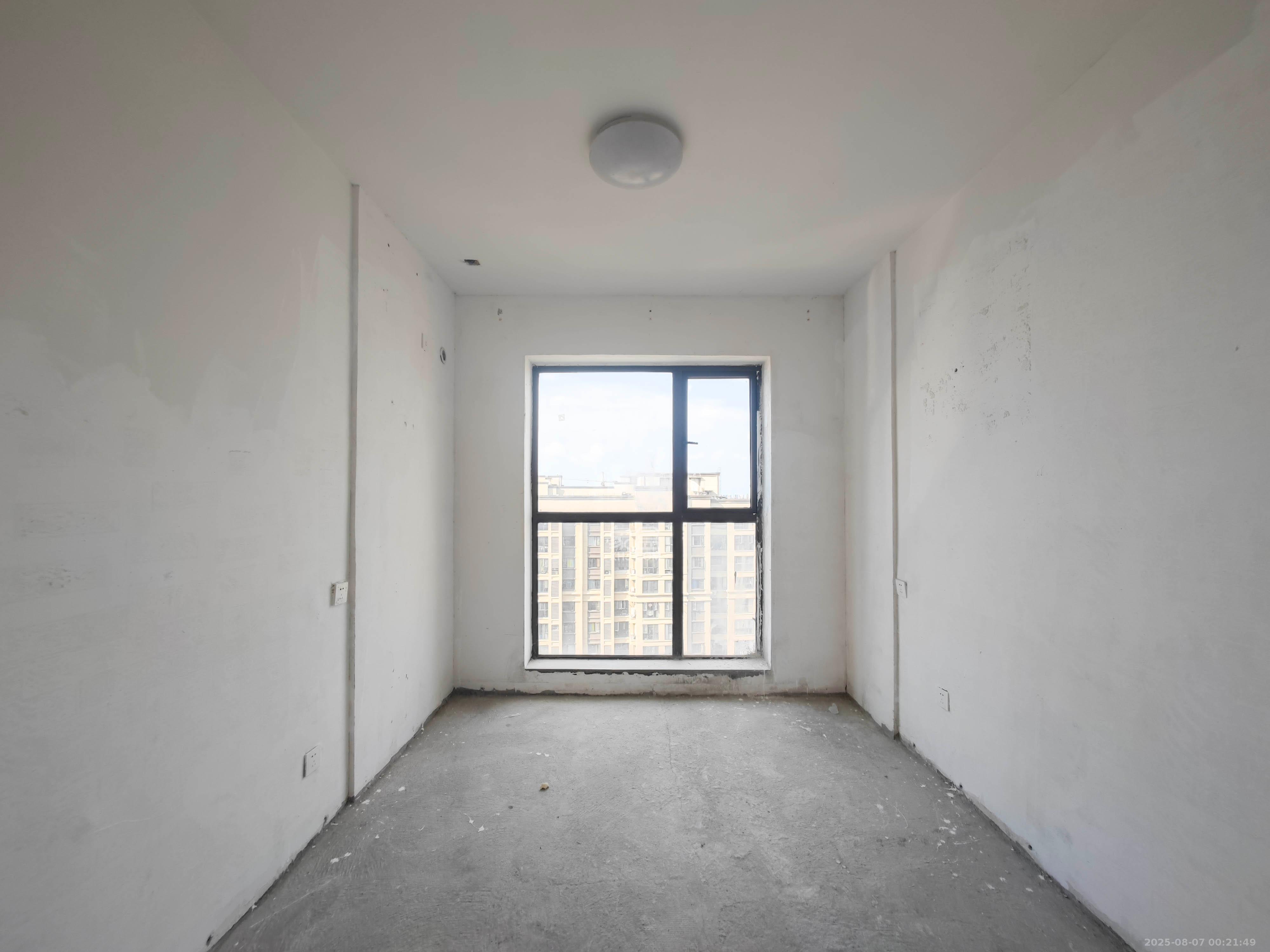 绿地新都会  3室2厅1卫    61.0万 绿地新都会  3室2厅1卫    61.0万卧室