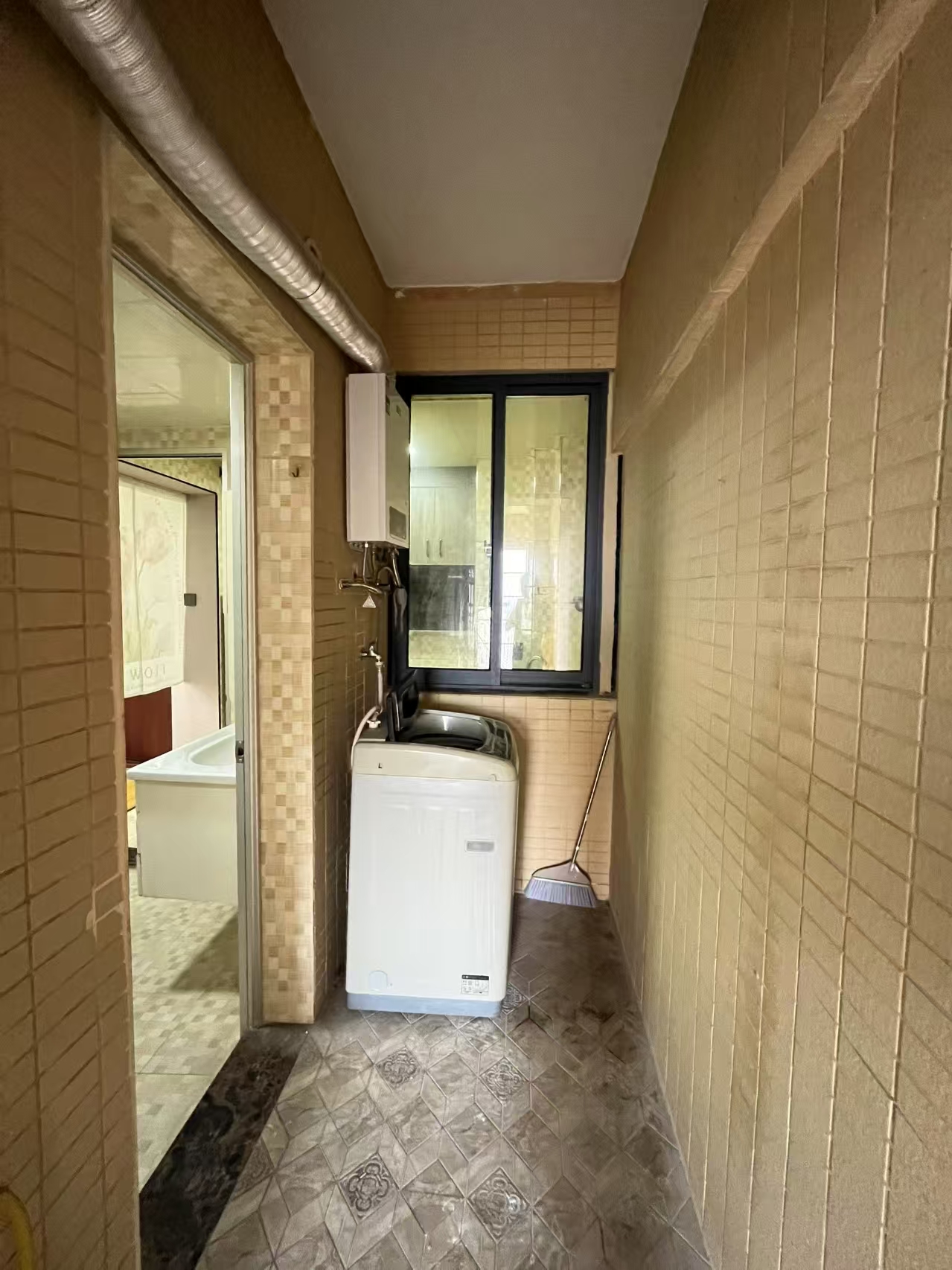 中建国际大厦  2室1厅1卫   1700.00元/月室内图