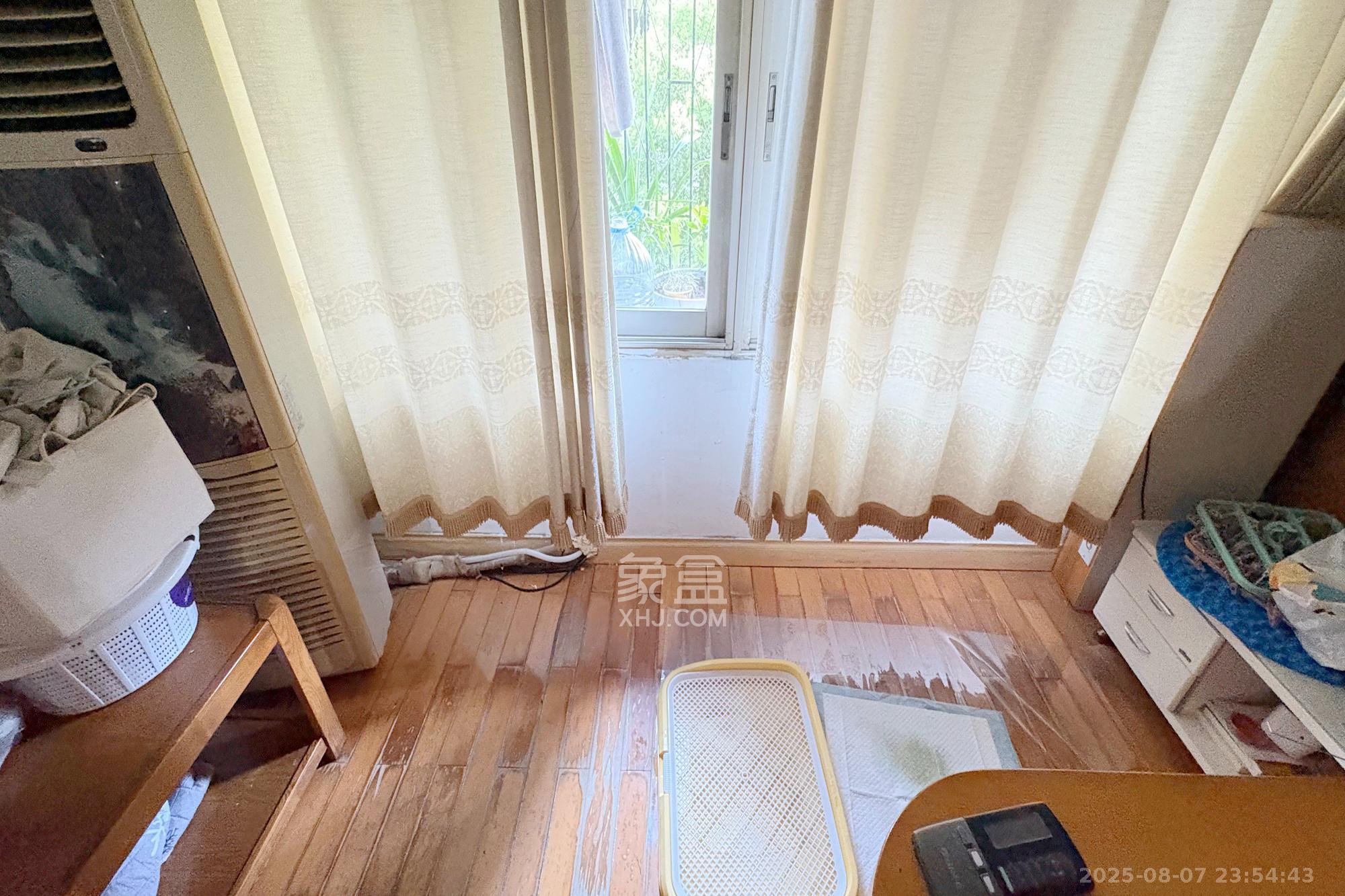 燕山街社区  3室2厅2卫    88.0万阳台