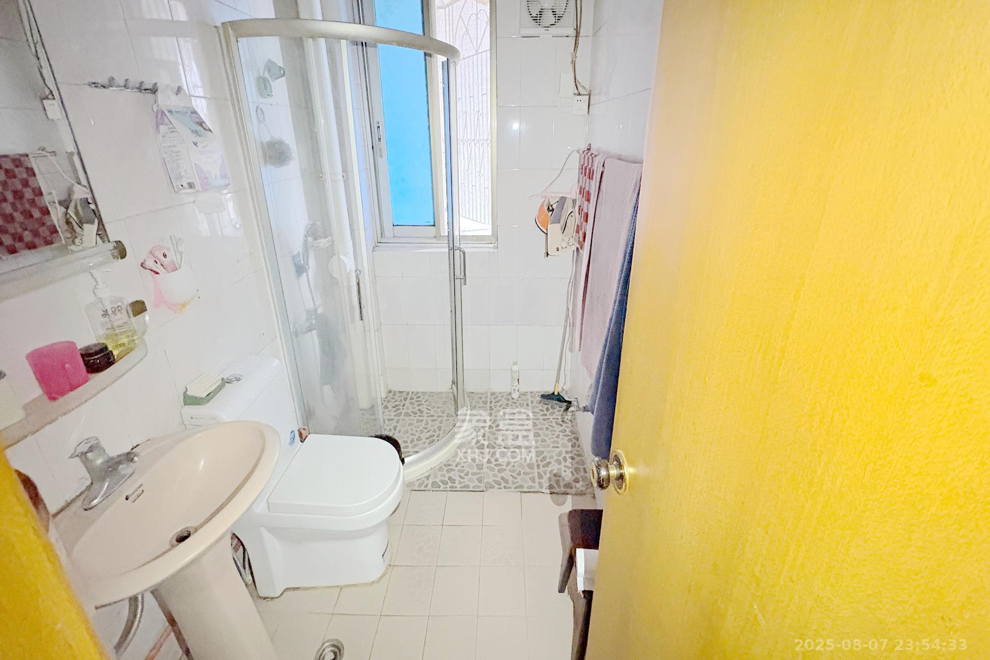 燕山街社区  3室2厅2卫    88.0万卫生间