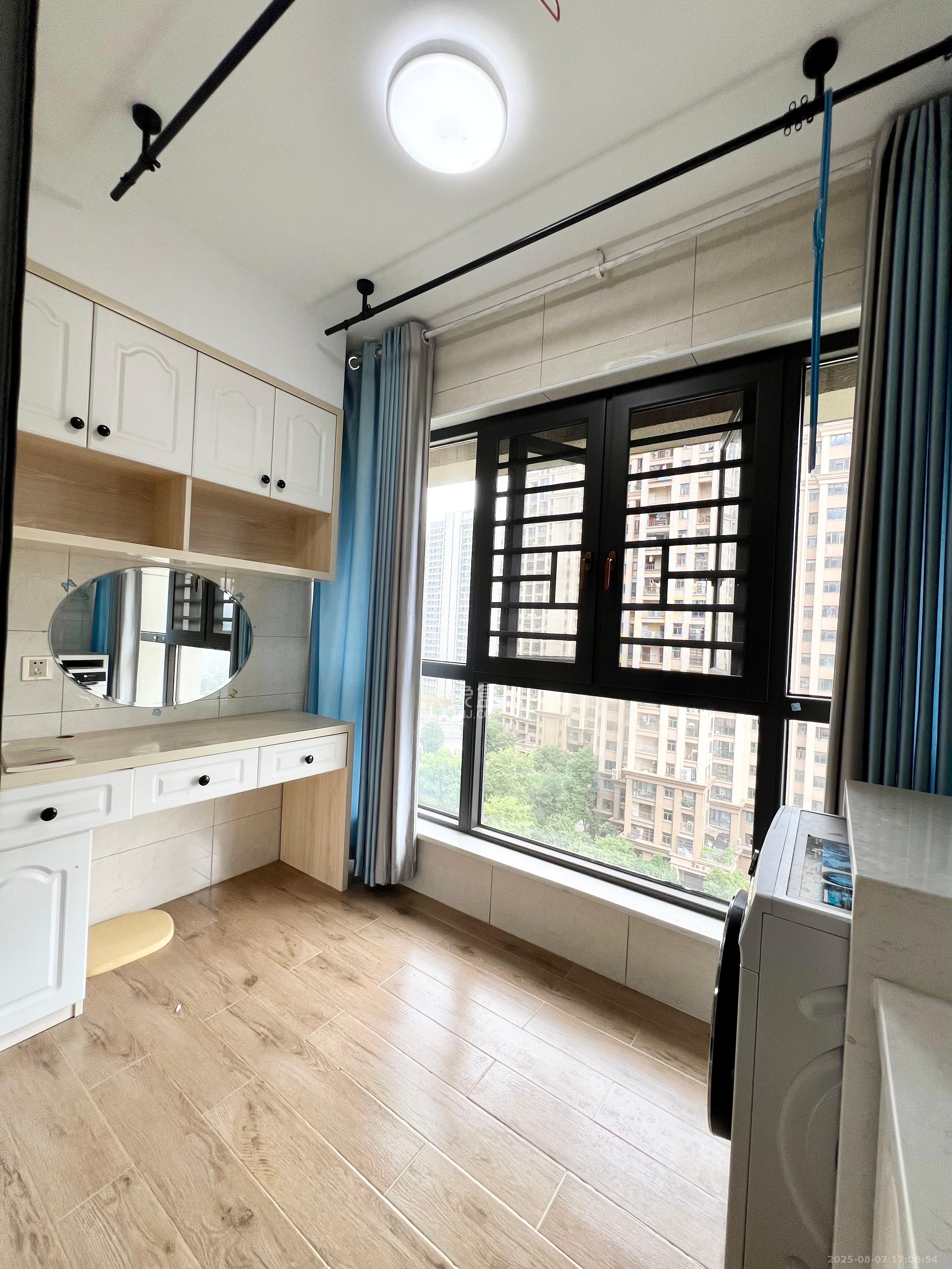 绿地海外滩一期 3室2厅1卫 1900.0元/月 绿地海外滩一期 3室2厅1卫 1900.0元/月室内图