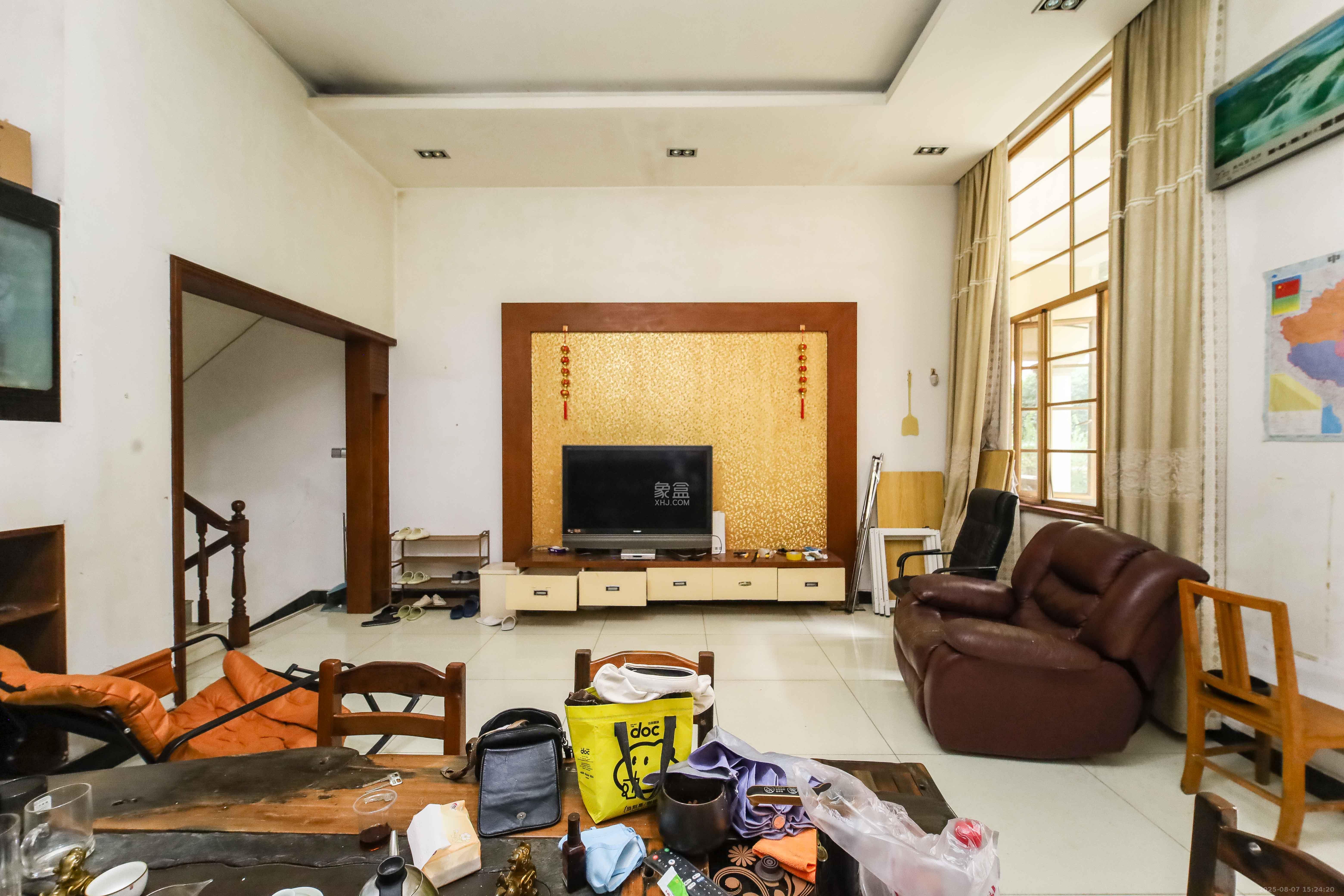 水云间  4室3厅3卫   360.00万客厅