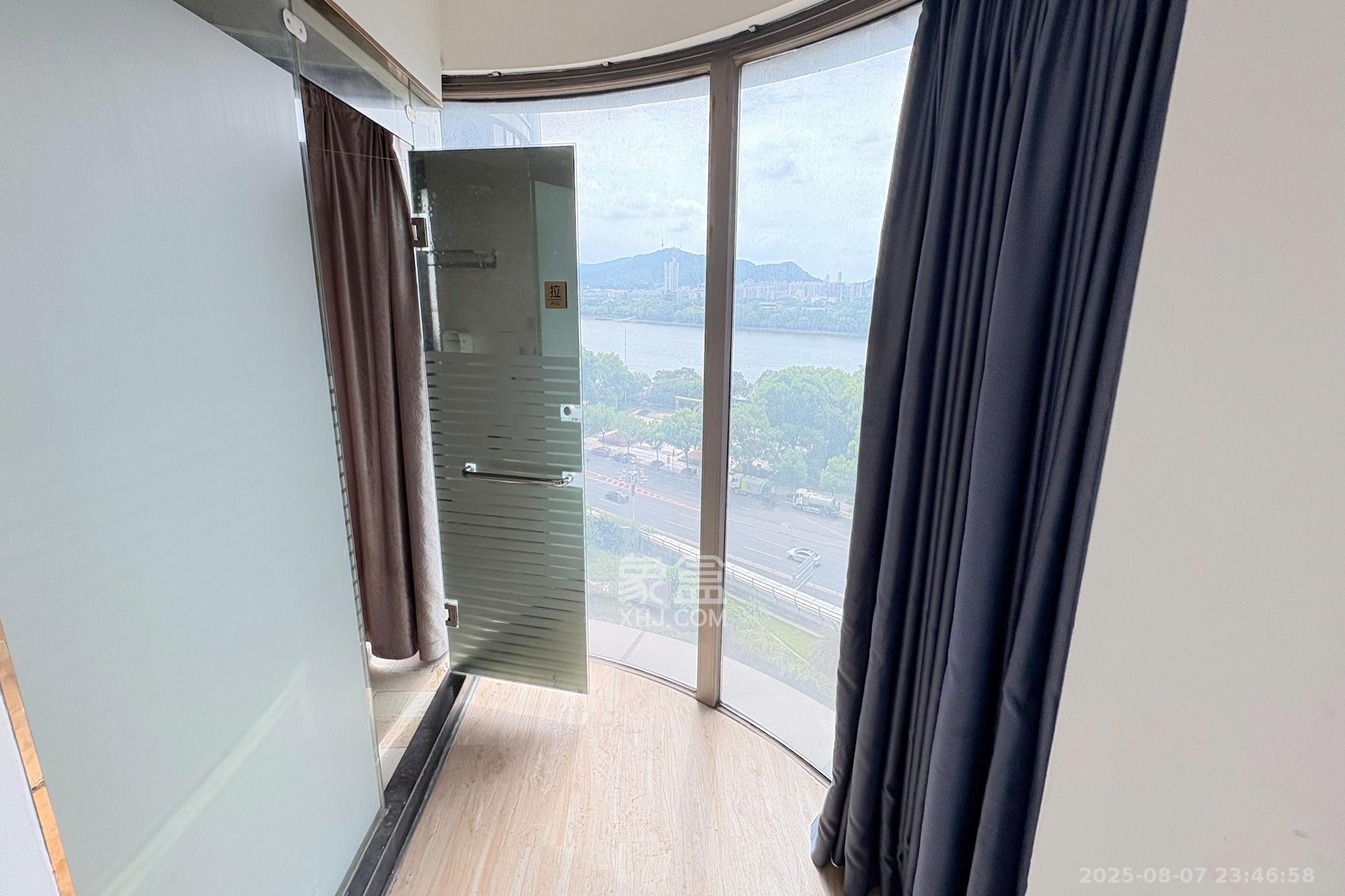 潮宗御苑 4室2厅2卫 280.0万 潮宗御苑 4室2厅2卫 280.0万阳台