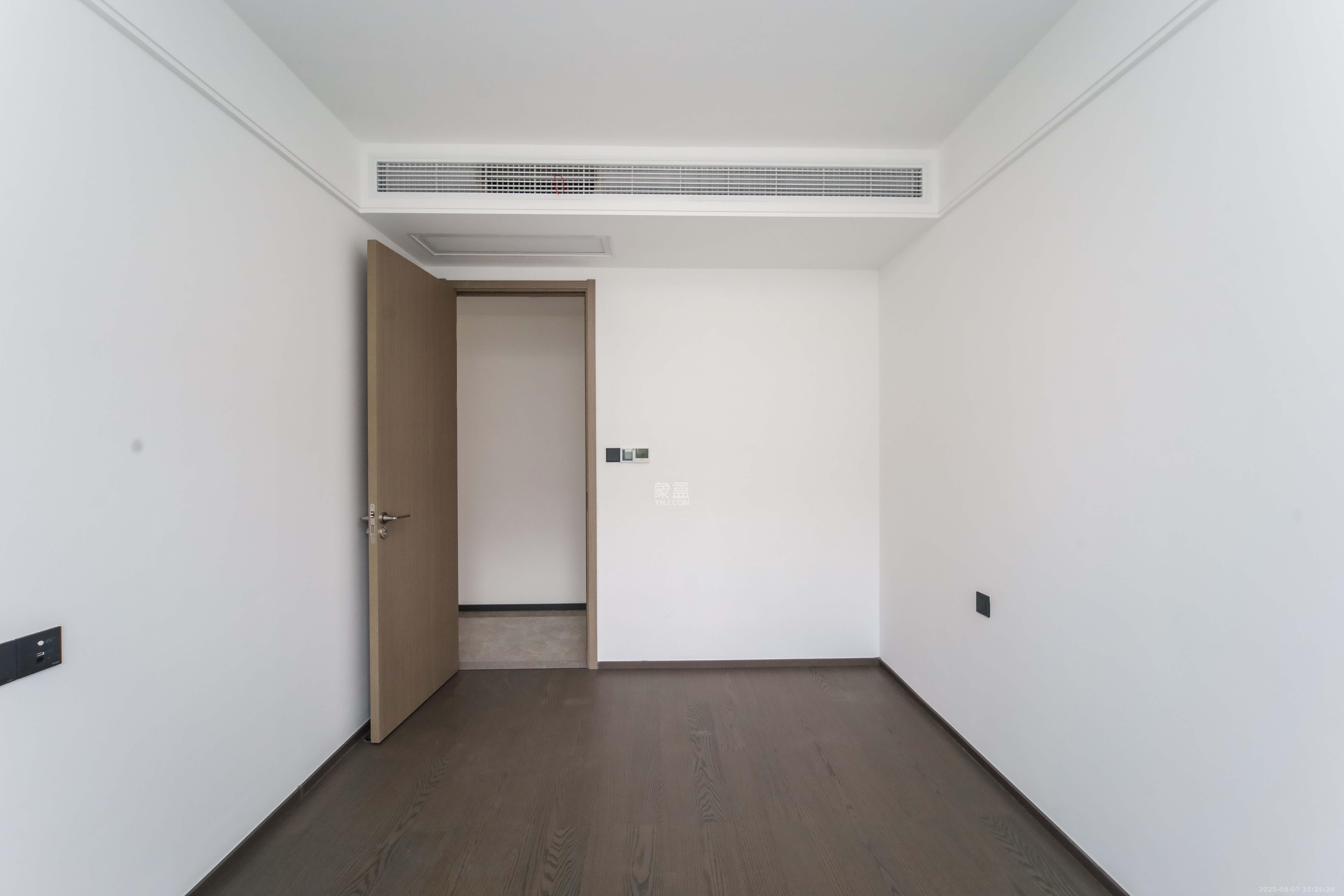 德奥上河城章  4室2厅2卫    210.0万卧室