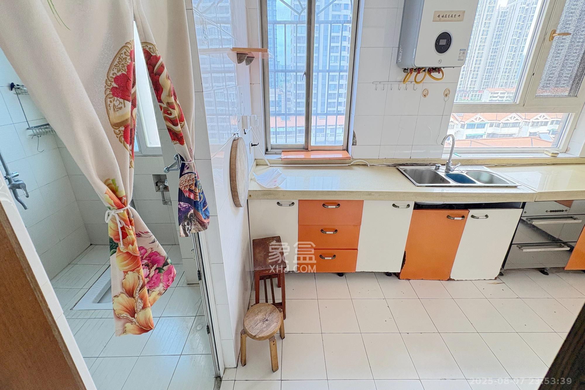 南明苑西区  4室2厅2卫    152.8万 南明苑西区  4室2厅2卫    152.8万厨房