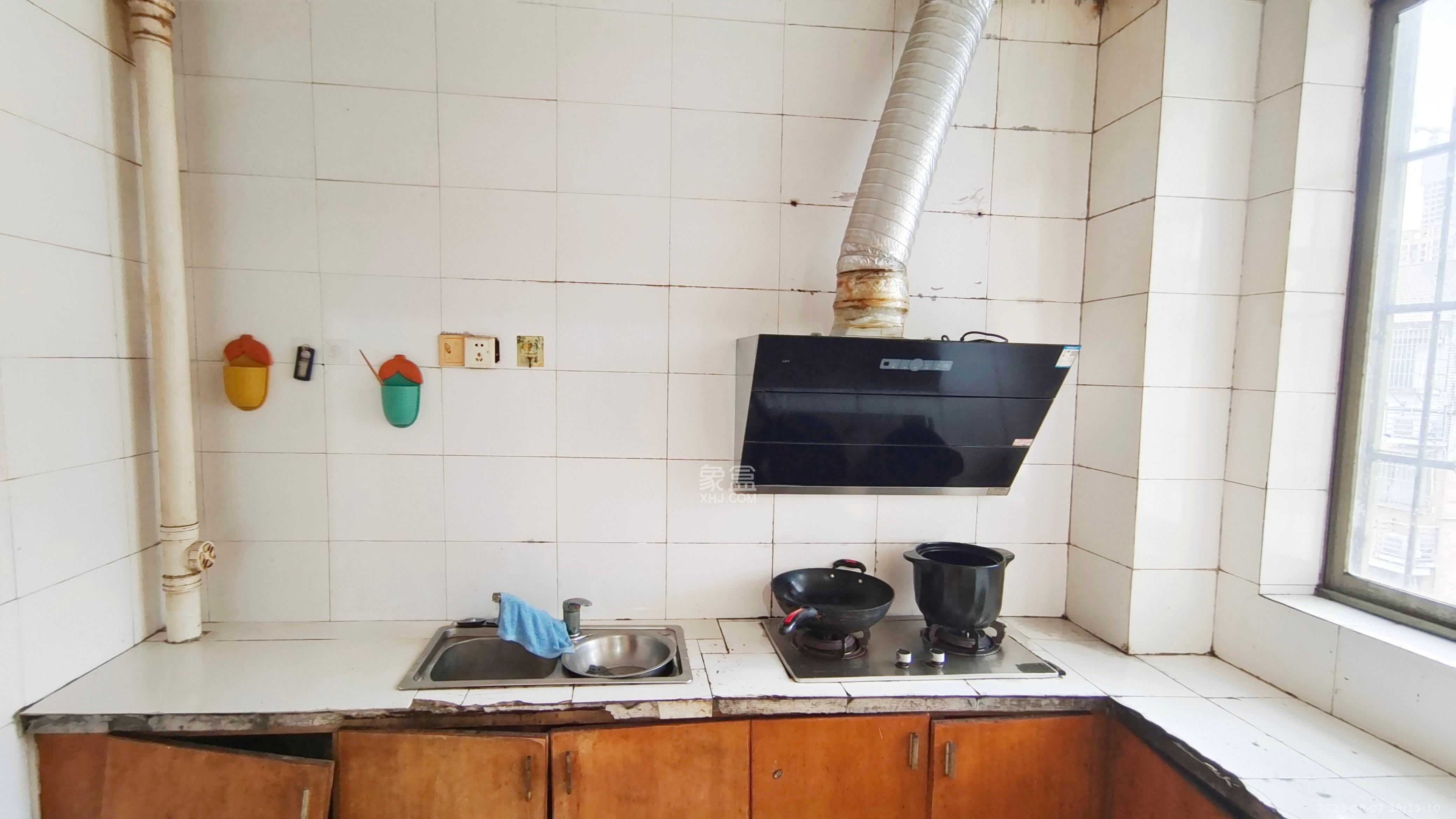 芙蓉公寓 3室2厅1卫 1700.0元/月 芙蓉公寓 3室2厅1卫 1700.0元/月室内图