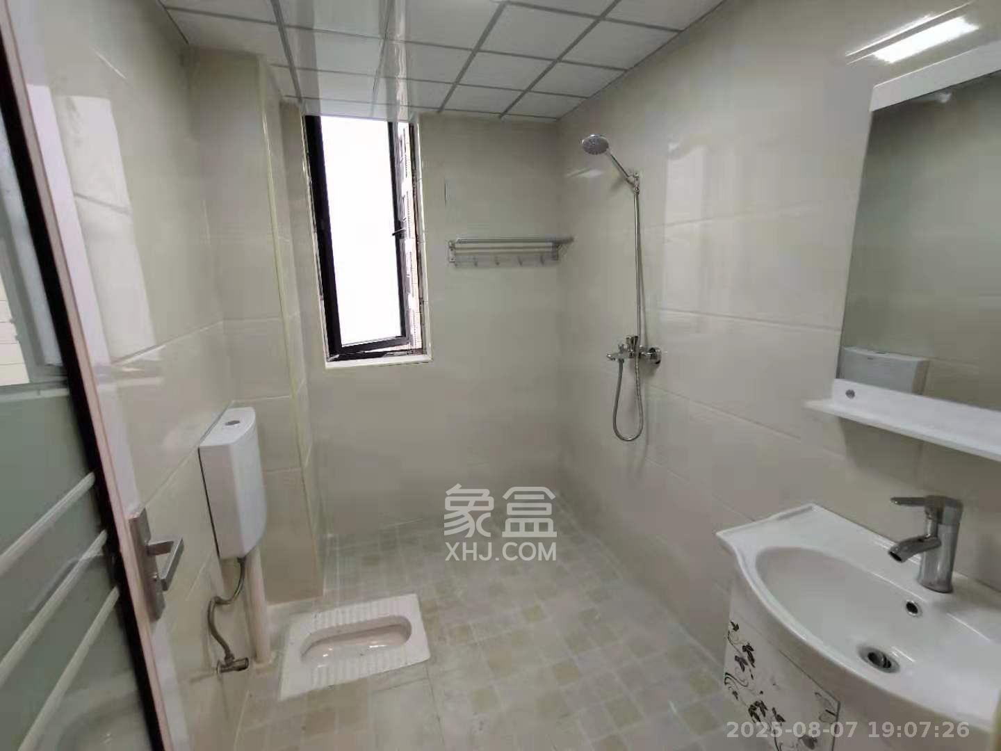 荣泰广场  4室2厅2卫   2600.00元/月室内图