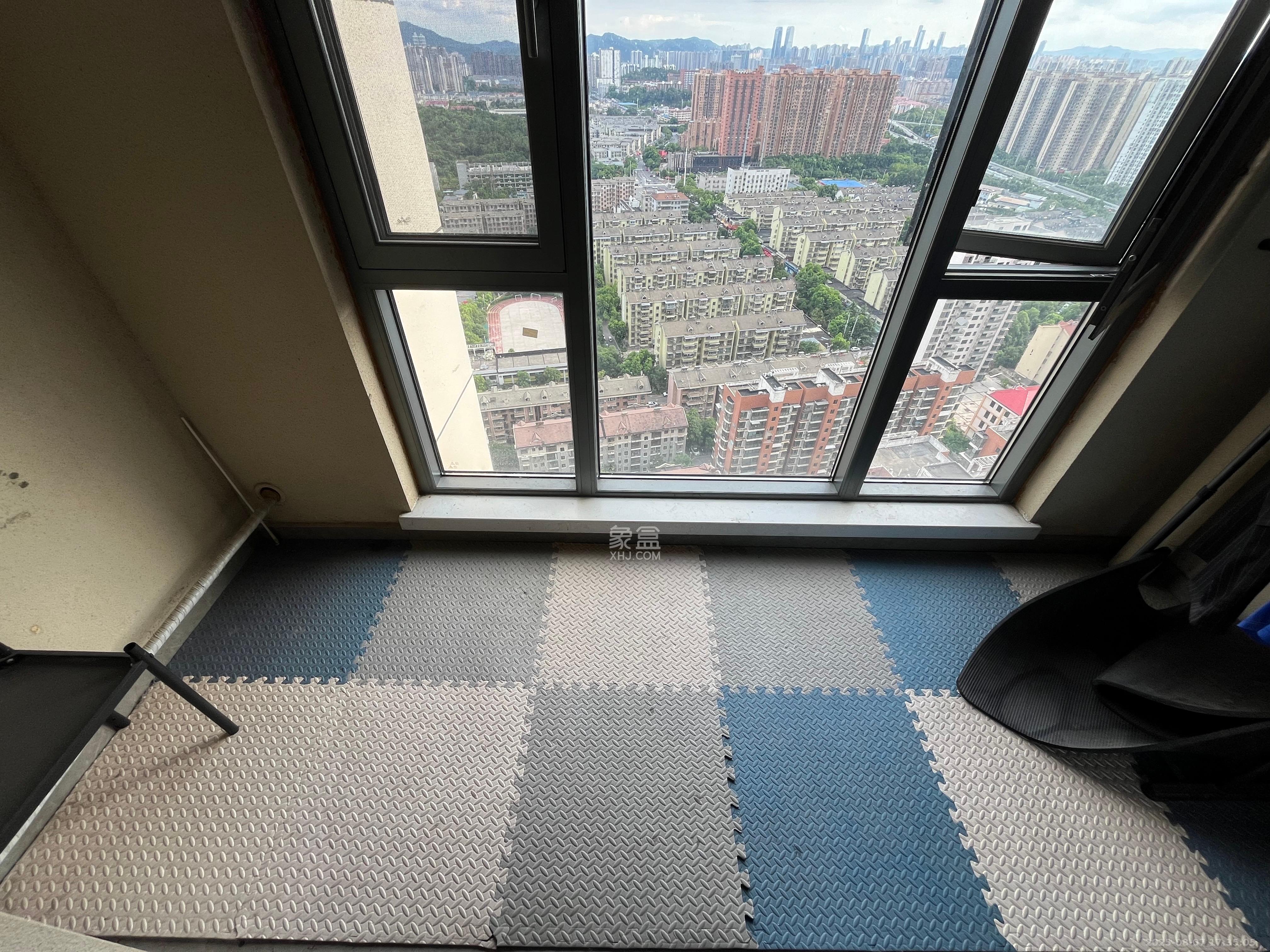 荣泰广场 3室2厅1卫 2400.0元/月 荣泰广场 3室2厅1卫 2400.0元/月室内图