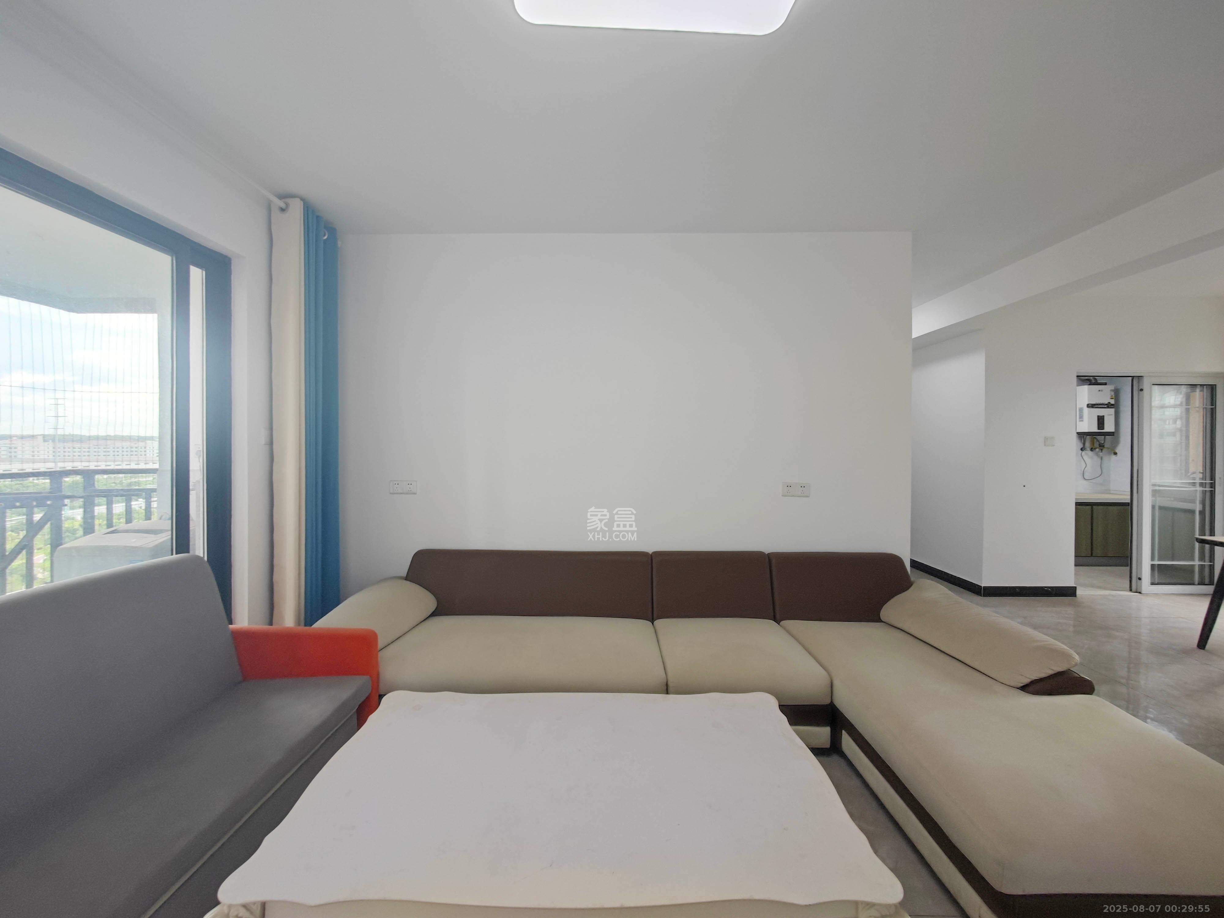 中建嘉和城  3室2厅2卫   105.00万客厅