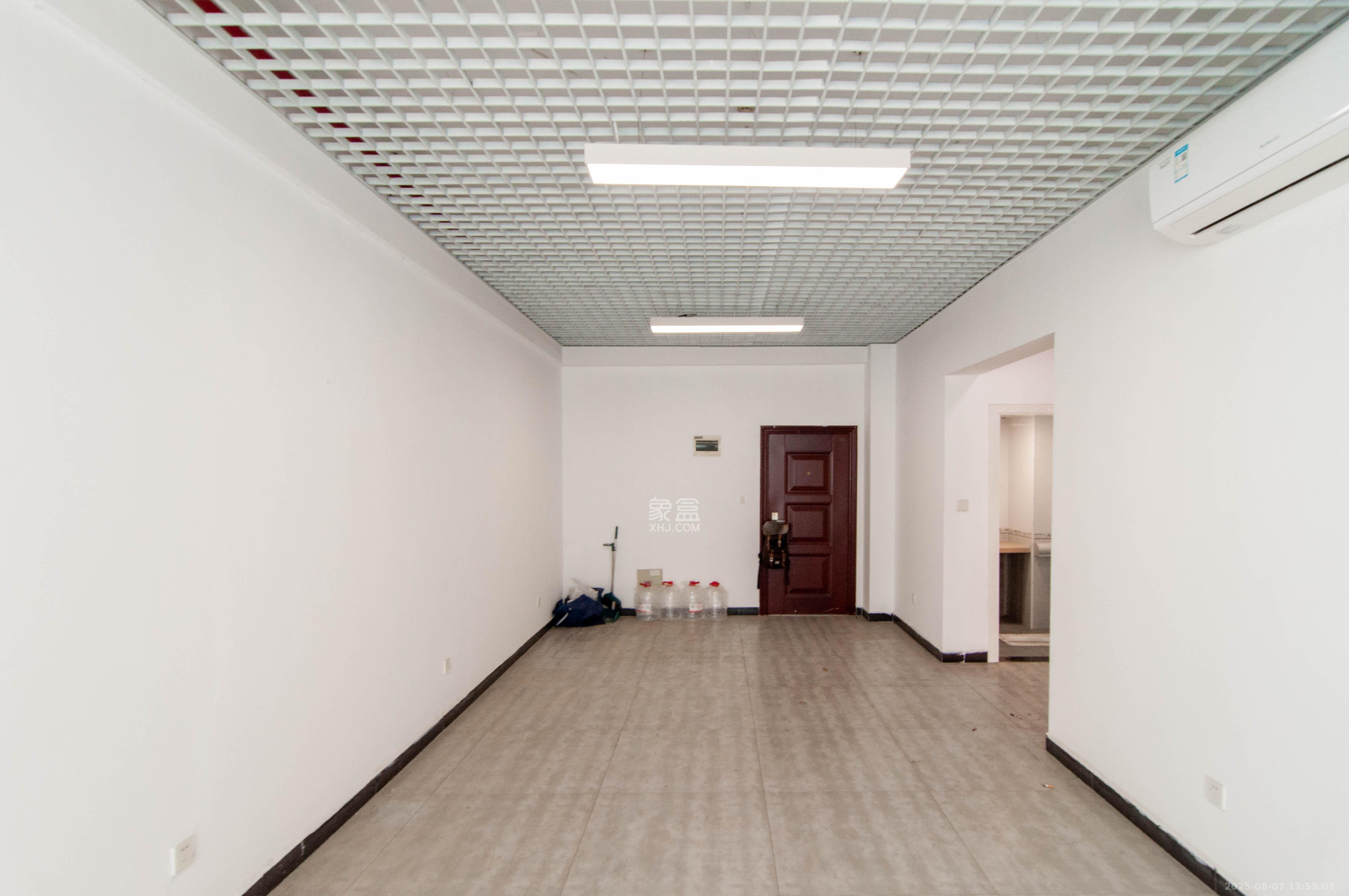 西子湖畔沃府  1室1厅1卫    55.0万 西子湖畔沃府  1室1厅1卫    55.0万客厅