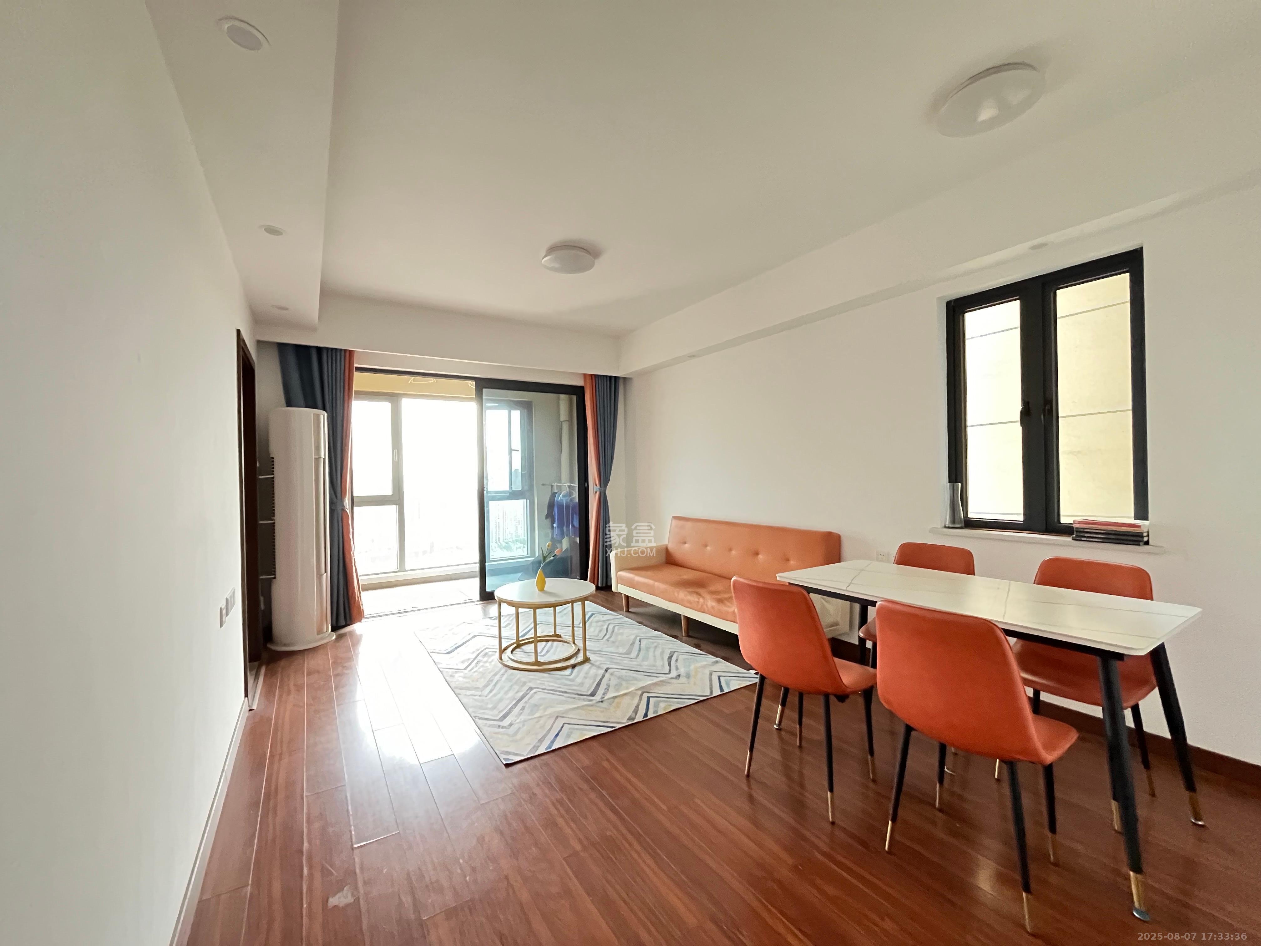 荣泰广场 3室2厅1卫 2400.0元/月 荣泰广场 3室2厅1卫 2400.0元/月室内图