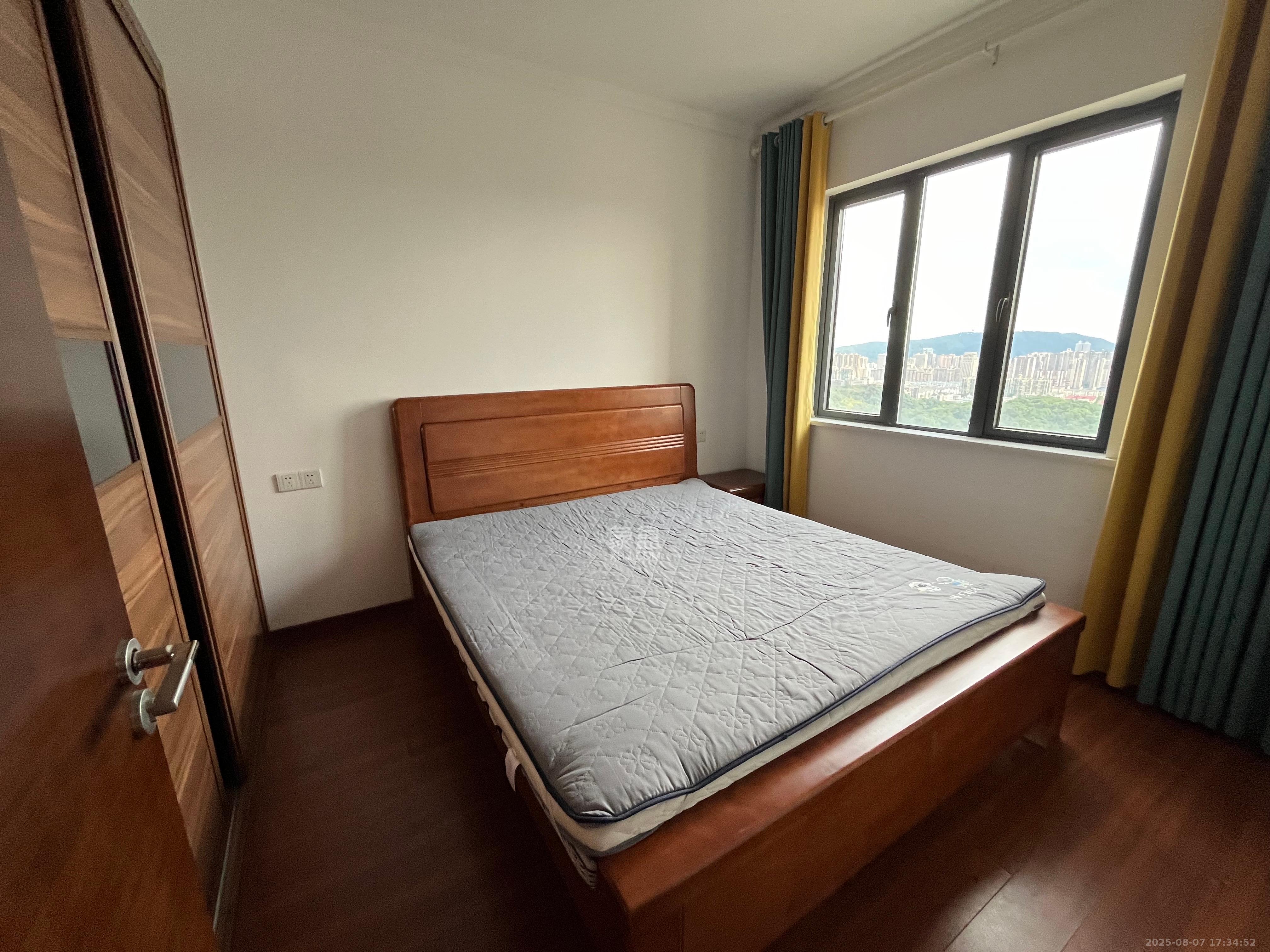 荣泰广场 3室2厅1卫 2400.0元/月 荣泰广场 3室2厅1卫 2400.0元/月室内图