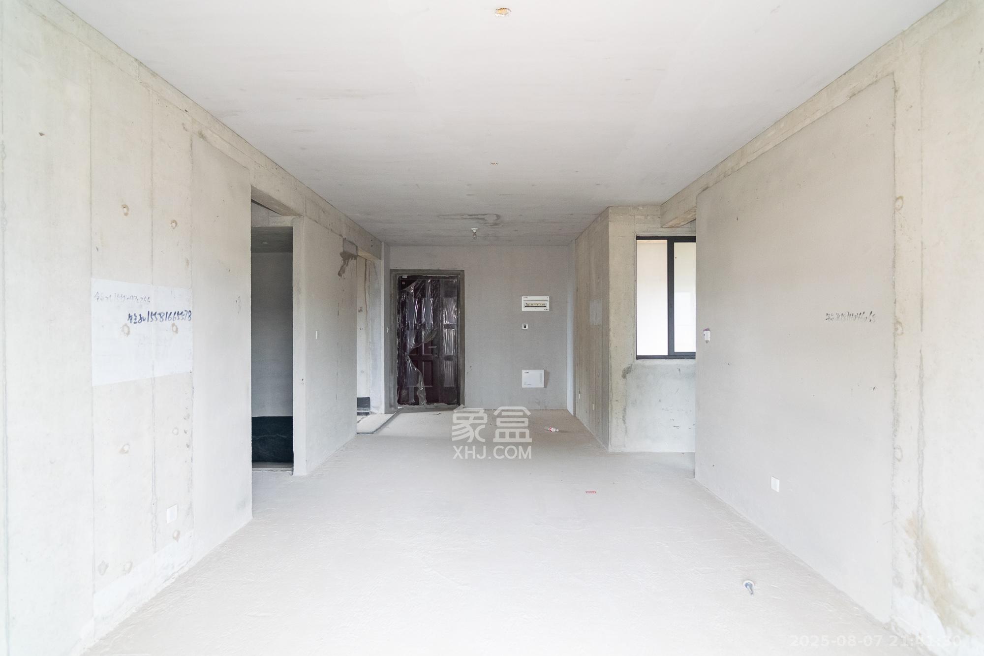 三润城(三润星城) 4室2厅2卫 88.0万 三润城(三润星城) 4室2厅2卫 88.0万客厅