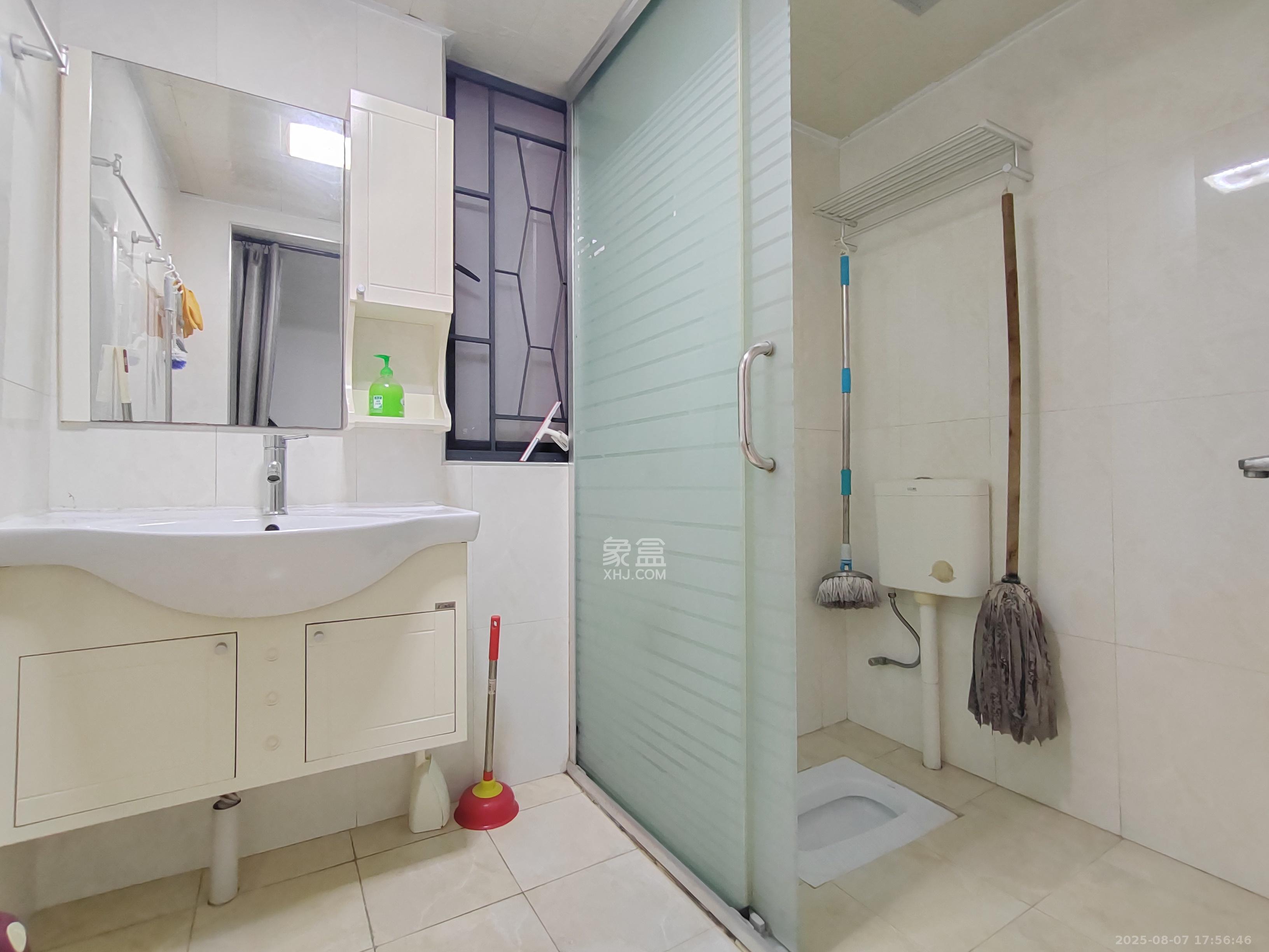 三一街区  3室2厅2卫   2100.00元/月室内图
