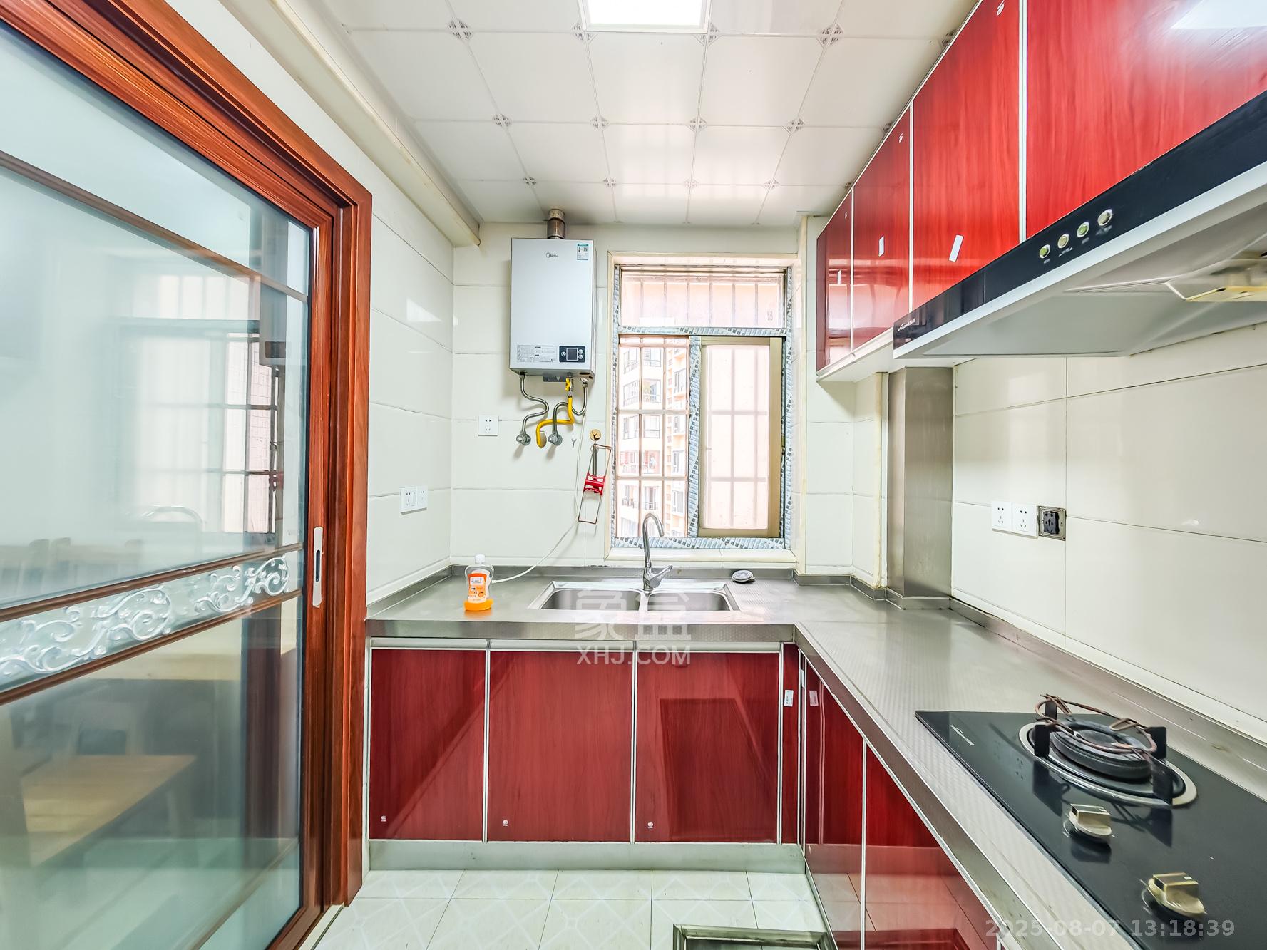 钱隆世家  4室2厅2卫    118.0万厨房