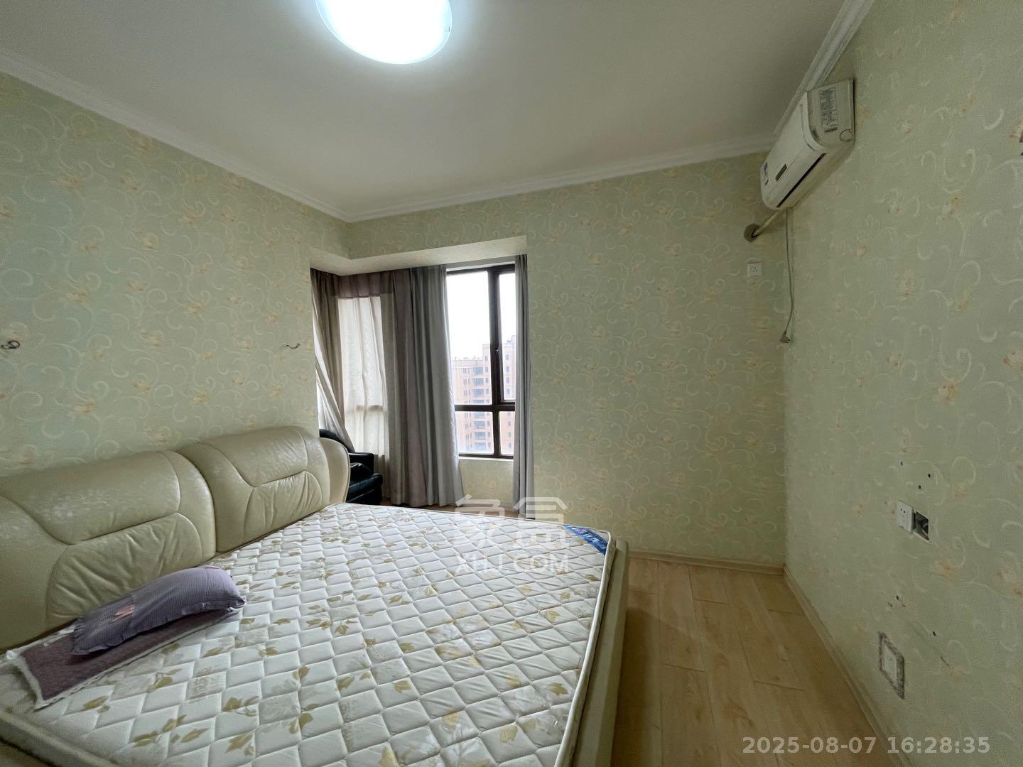 融科檀香山(融科紫檀、香山国际)  2室2厅1卫    2500.0元/月 融科檀香山(融科紫檀、香山国际)  2室2厅1卫    2500.0元/月