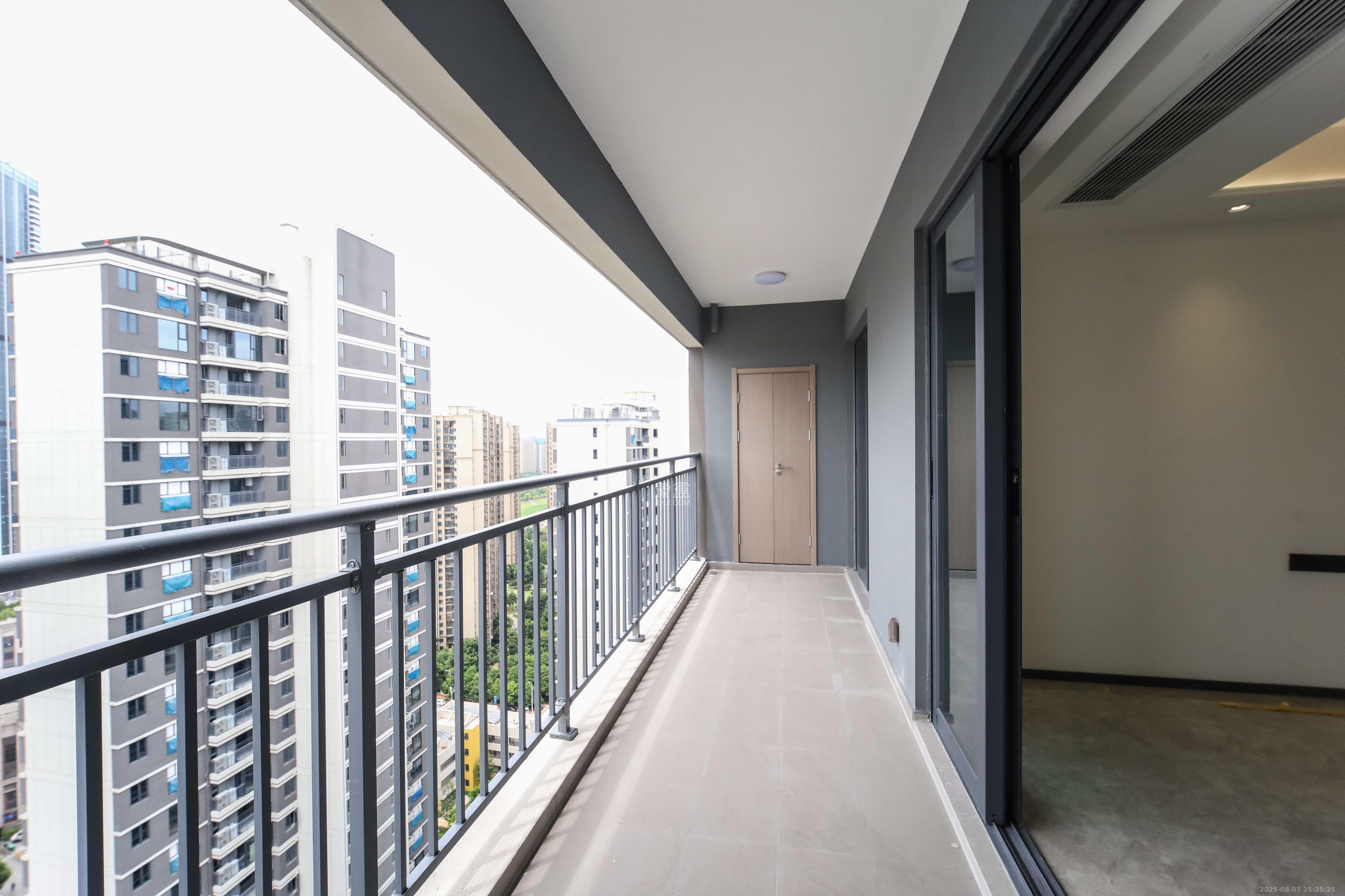 德奥上河城章 4室2厅2卫 210.0万 德奥上河城章 4室2厅2卫 210.0万阳台