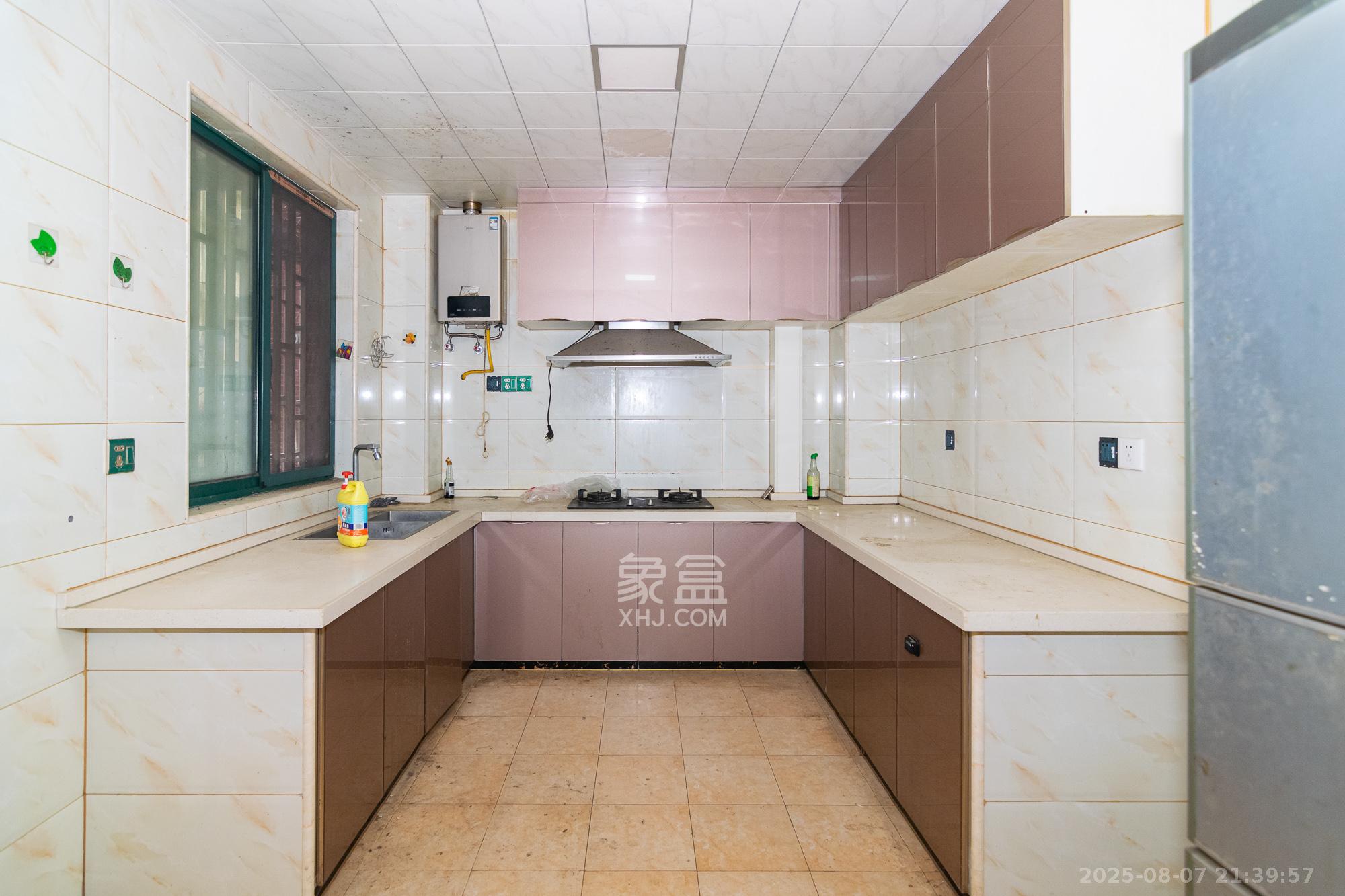 红建滨水铭城  3室2厅3卫    62.0万厨房