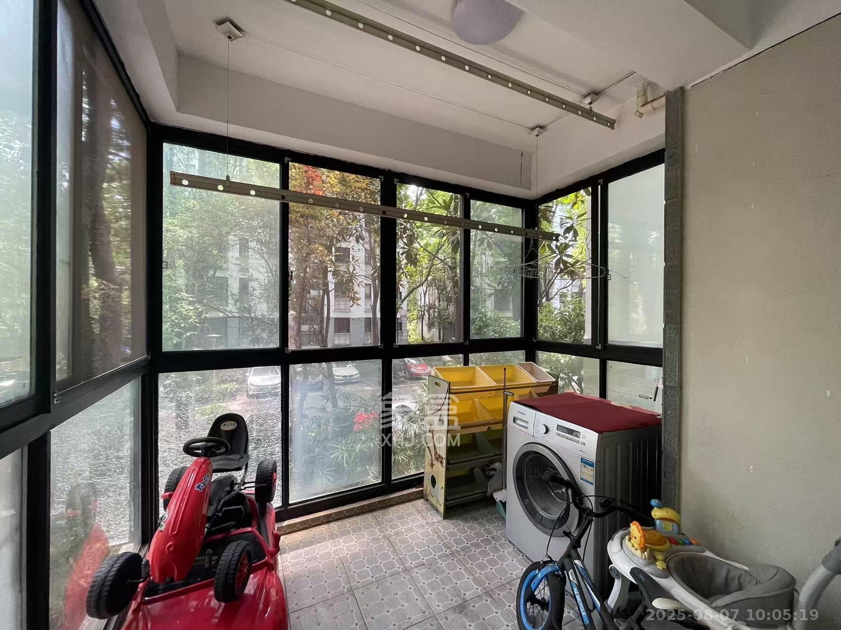 西街花园  3室2厅2卫    3000.0元/月室内图