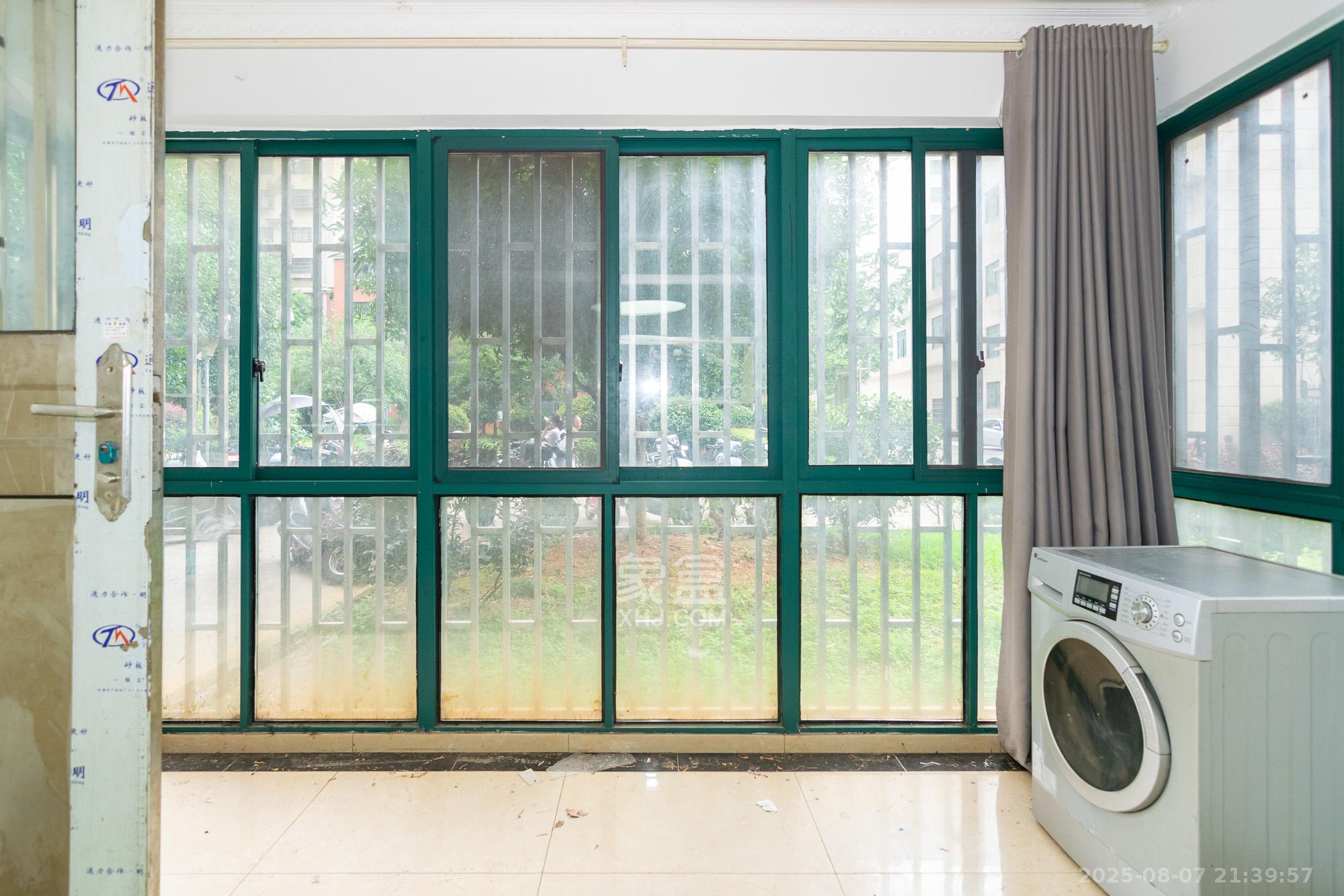 红建滨水铭城 3室2厅3卫 62.0万 红建滨水铭城 3室2厅3卫 62.0万阳台