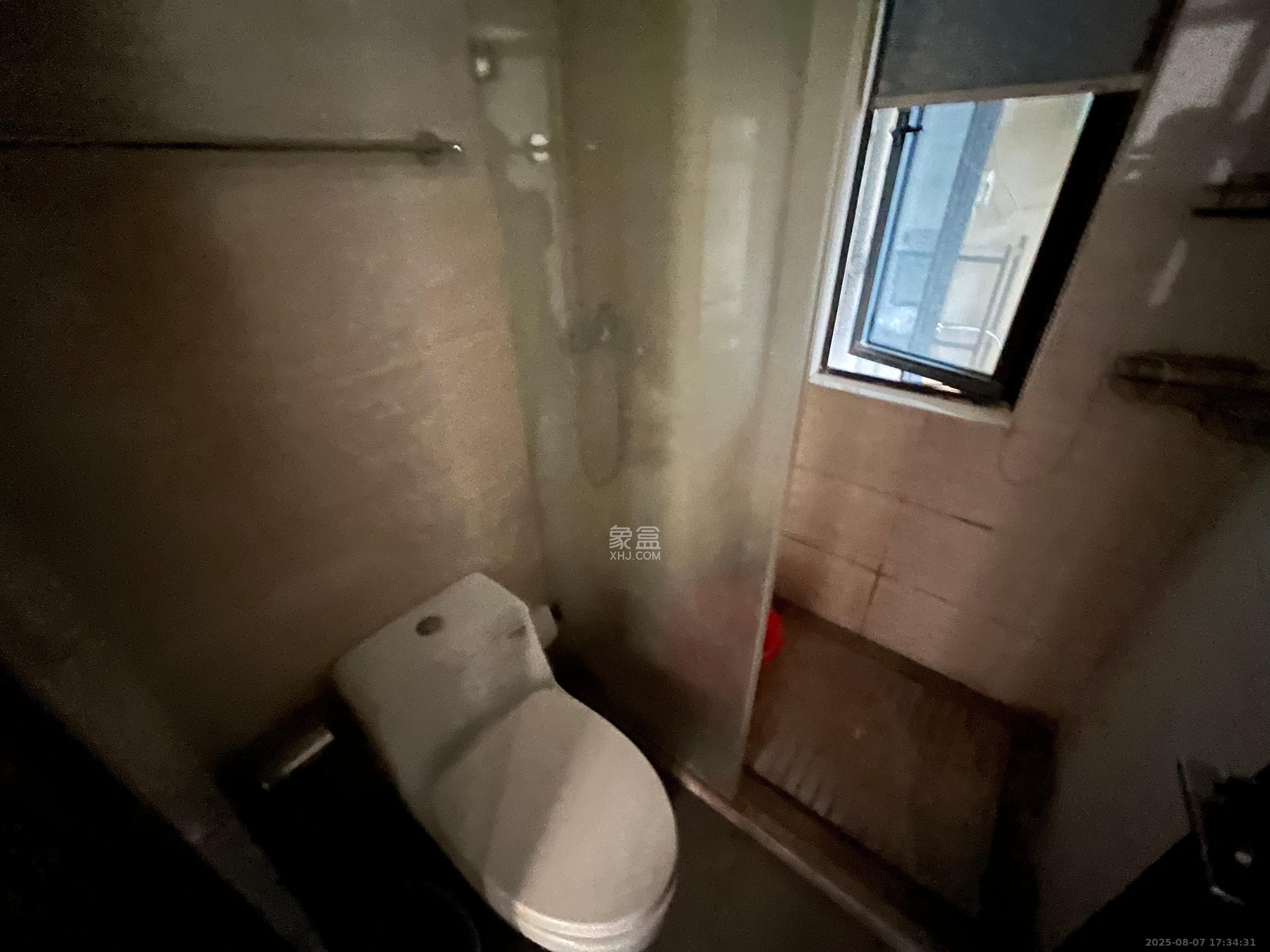 荣泰广场 3室2厅1卫 2400.0元/月 荣泰广场 3室2厅1卫 2400.0元/月室内图