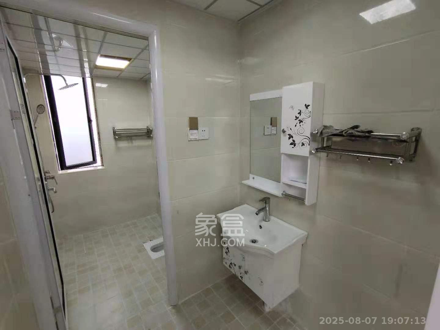 荣泰广场  4室2厅2卫   2600.00元/月室内图