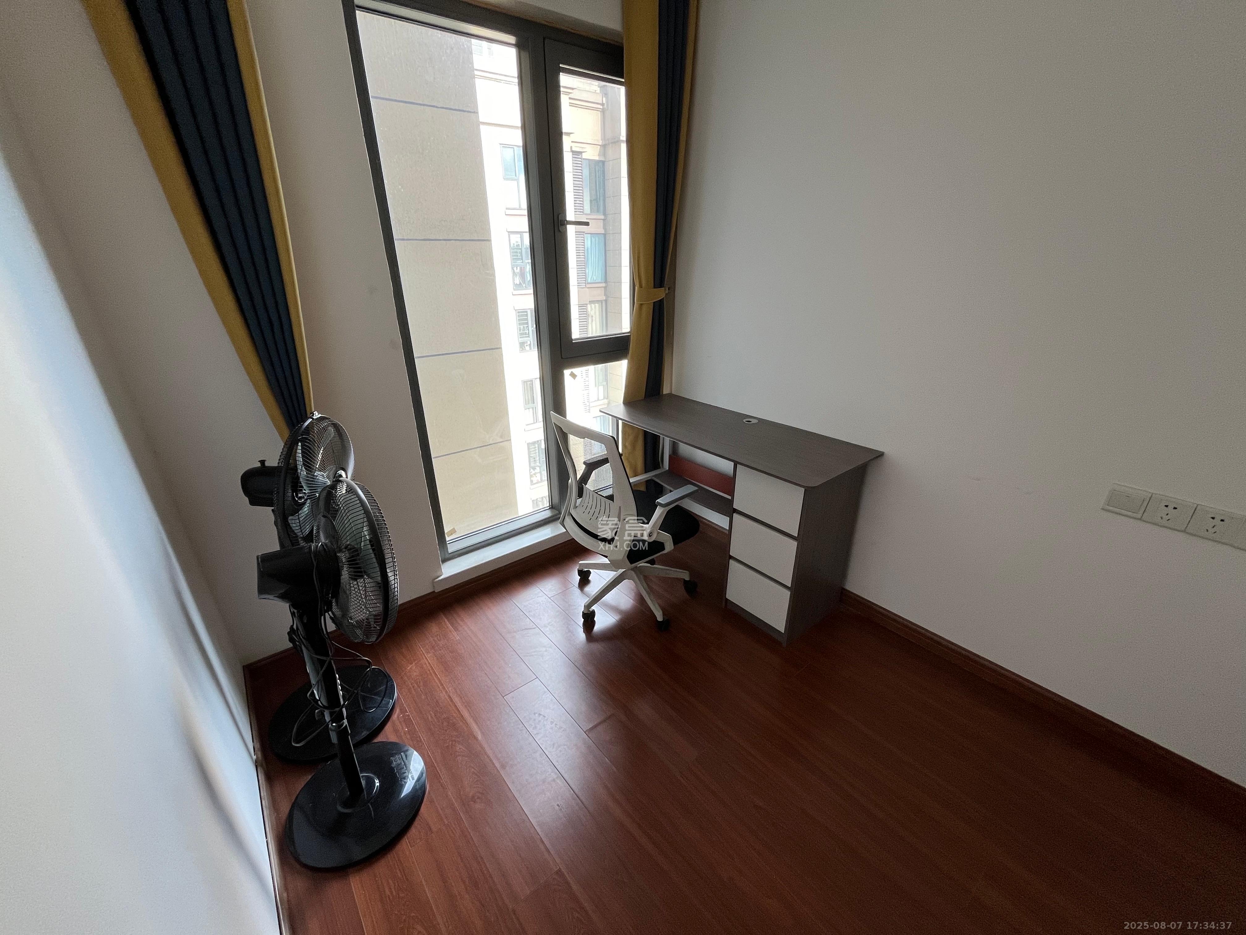 荣泰广场 3室2厅1卫 2400.0元/月 荣泰广场 3室2厅1卫 2400.0元/月室内图