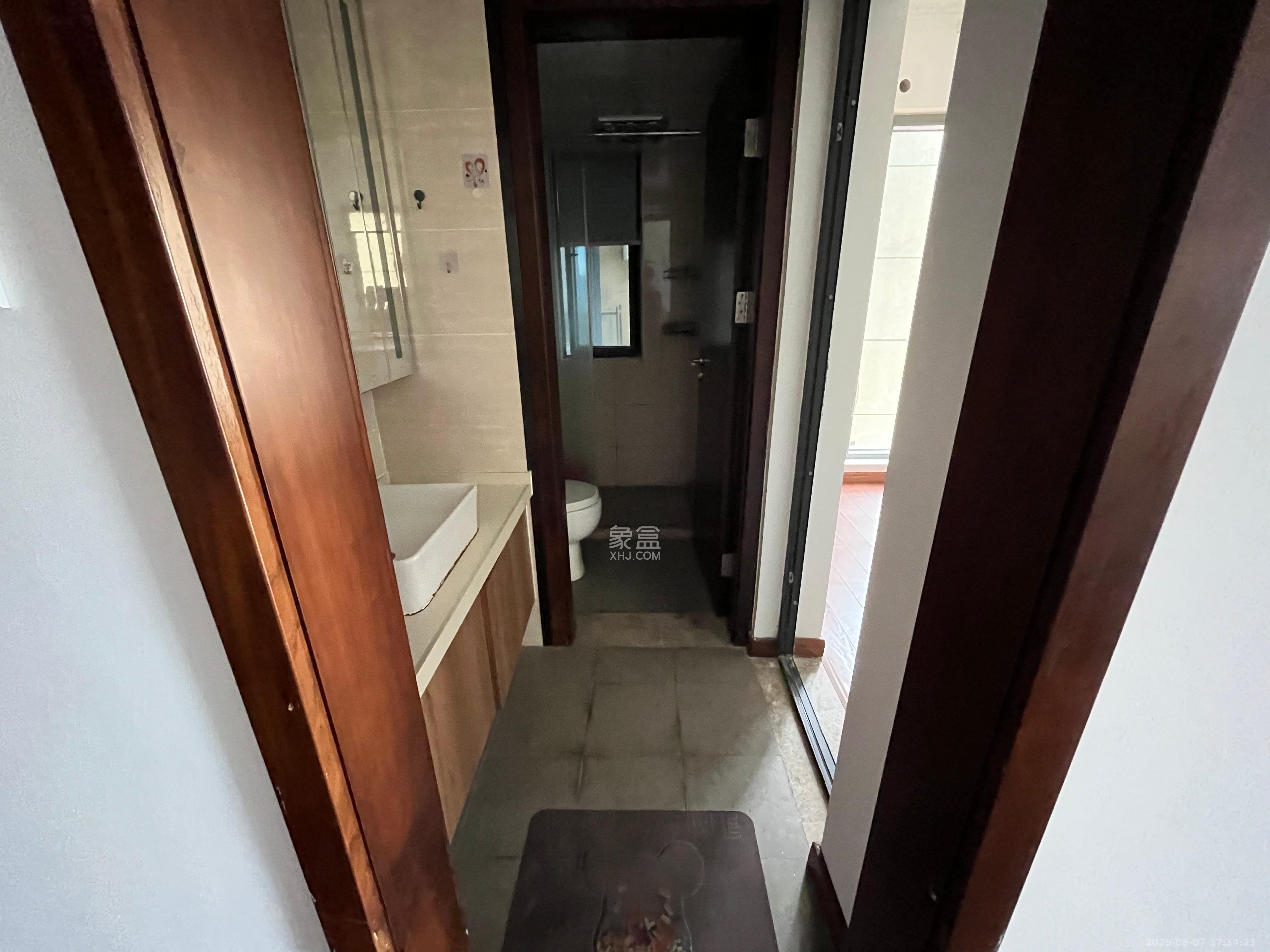 荣泰广场 3室2厅1卫 2400.0元/月 荣泰广场 3室2厅1卫 2400.0元/月室内图