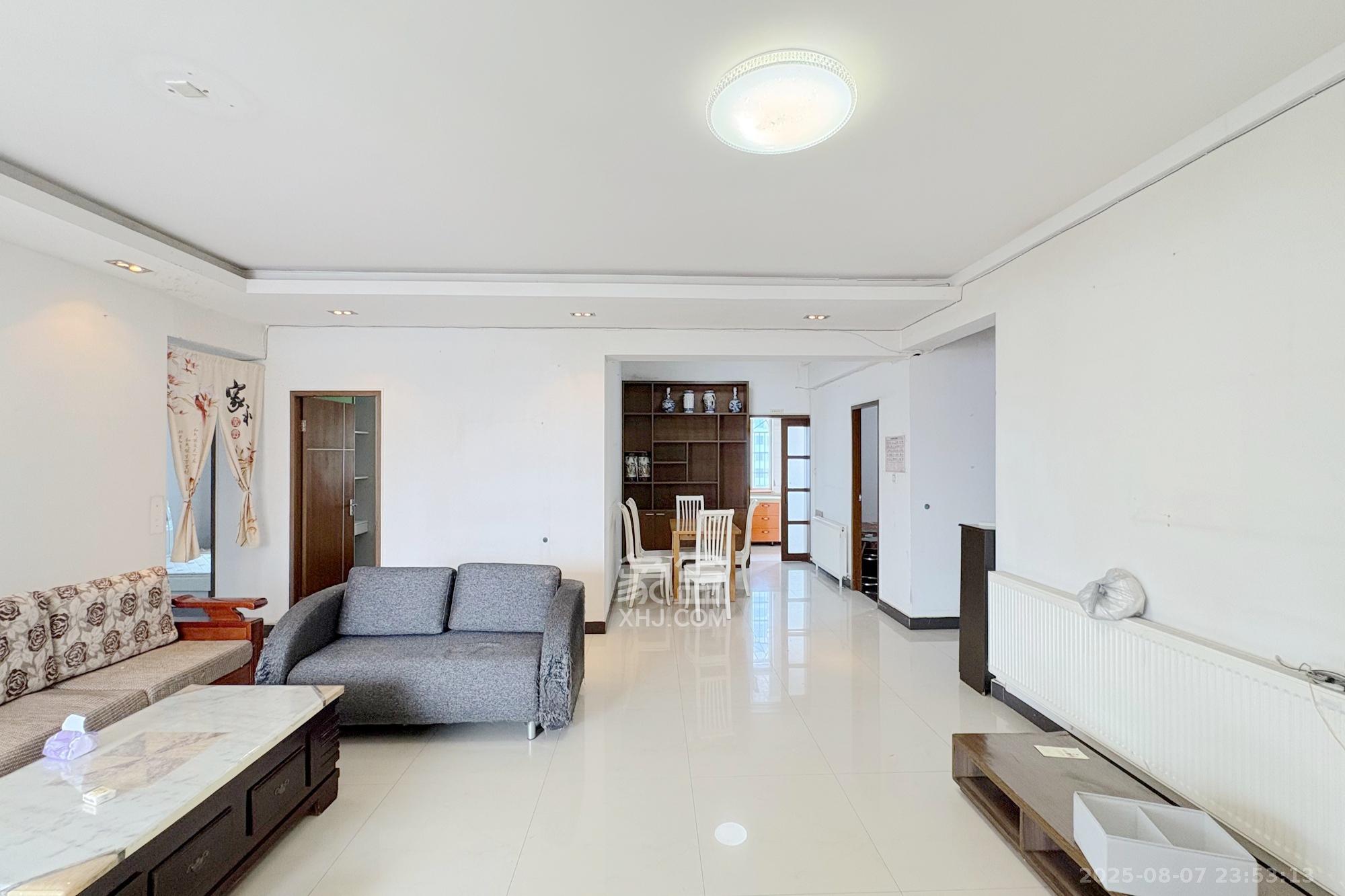 南明苑西区  4室2厅2卫    152.8万 南明苑西区  4室2厅2卫    152.8万客厅