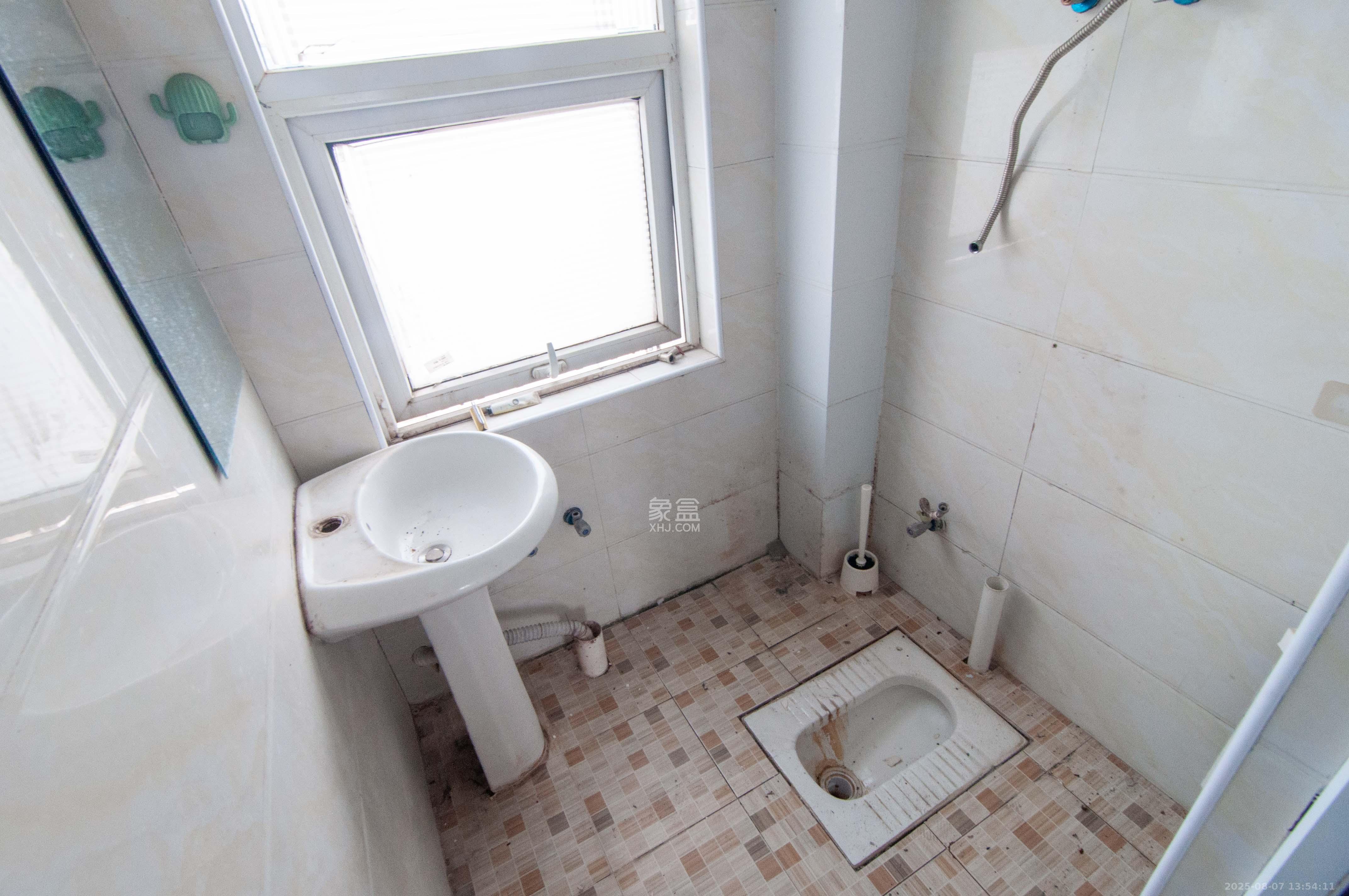 麓阳和景雅苑 5室2厅3卫 200.0万 麓阳和景雅苑 5室2厅3卫 200.0万卫生间