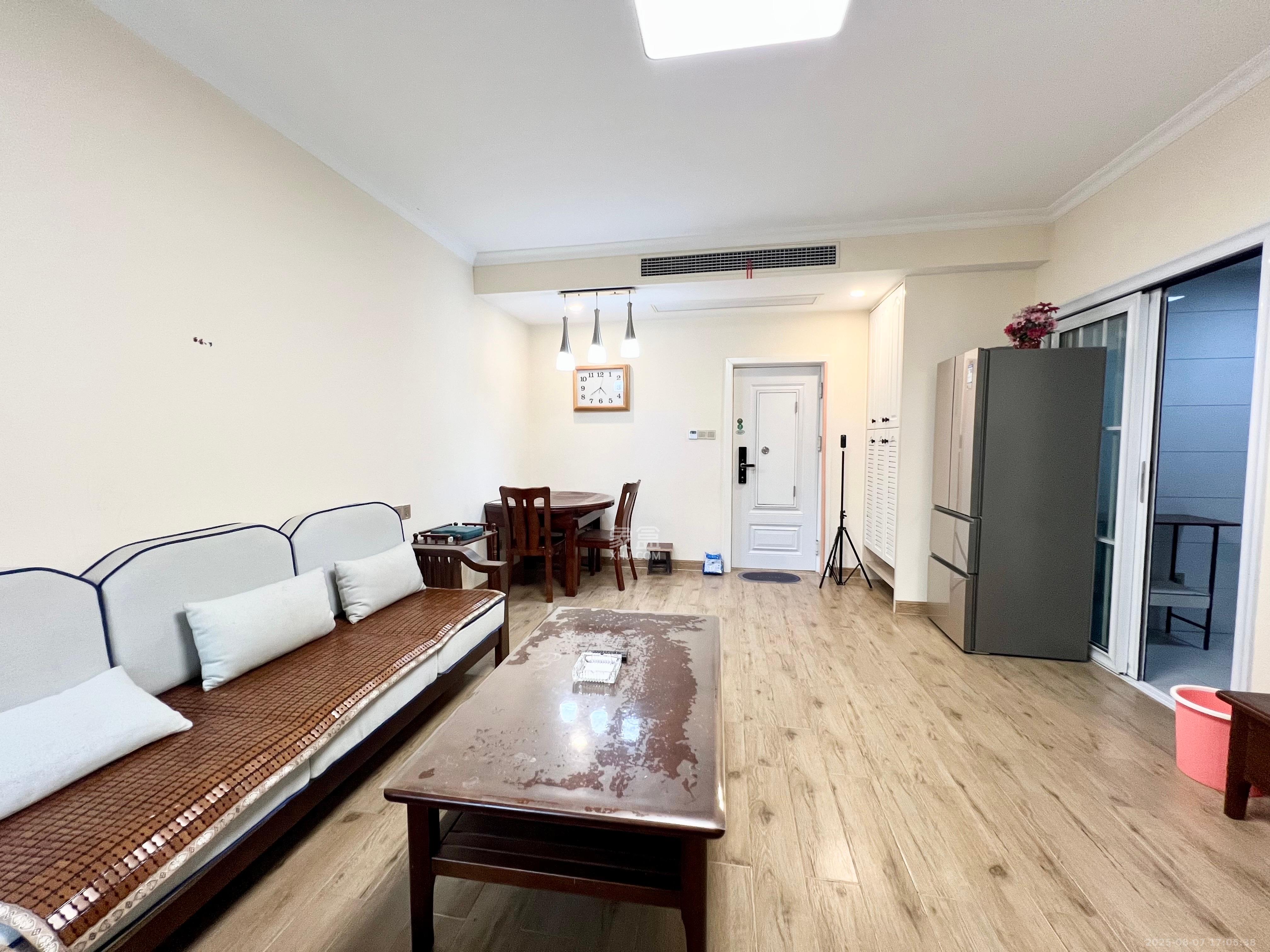 绿地海外滩一期 3室2厅1卫 1900.0元/月 绿地海外滩一期 3室2厅1卫 1900.0元/月室内图