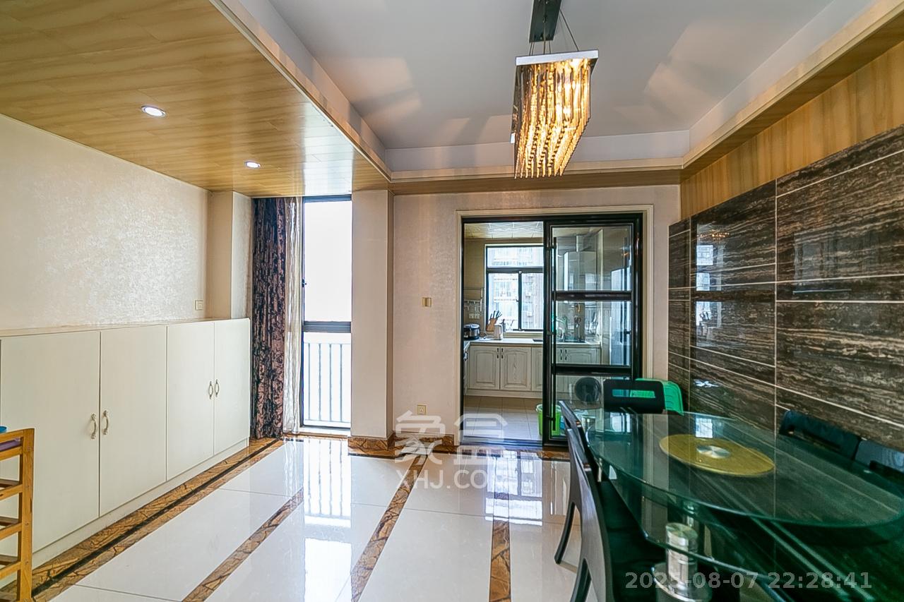 钱隆樽品(一、二、三期)  4室2厅2卫    4000.0元/月 钱隆樽品(一、二、三期)  4室2厅2卫    4000.0元/月