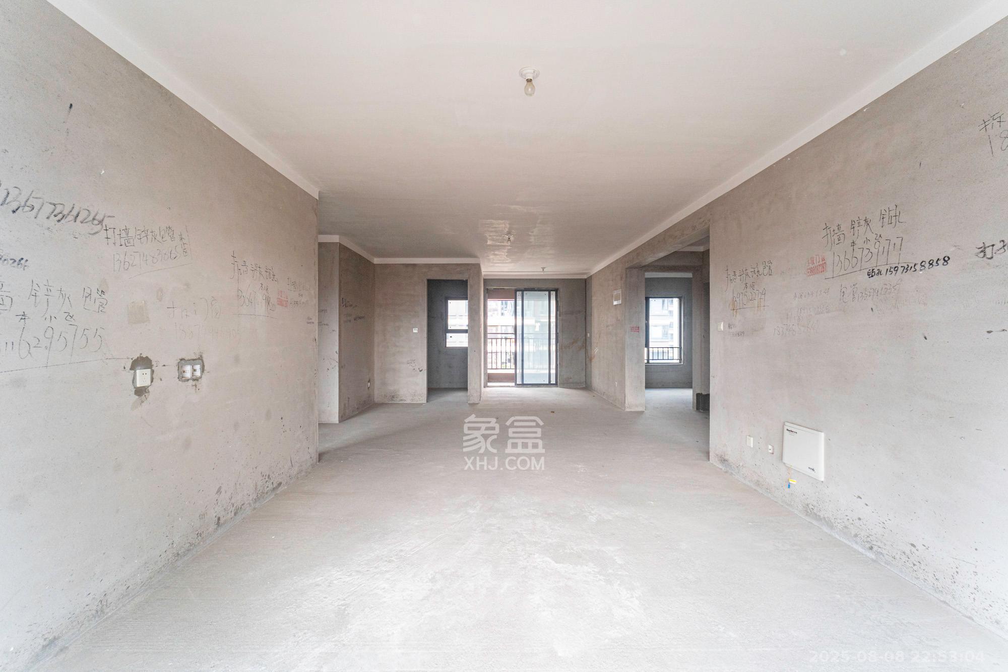 荣盛城 4室2厅2卫 98.0万 荣盛城 4室2厅2卫 98.0万客厅