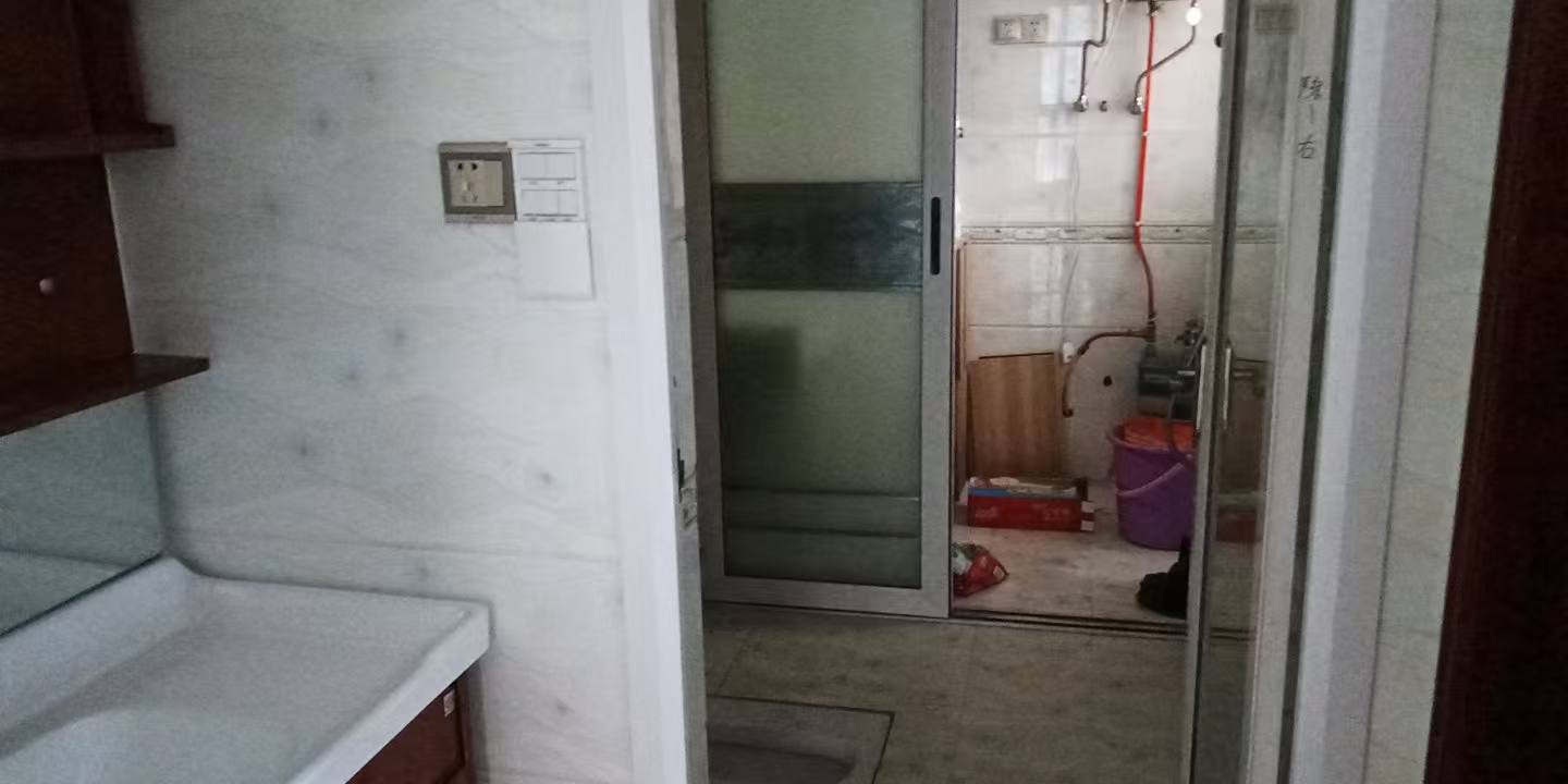 逸臣中央  3室2厅2卫   2000.00元/月室内图