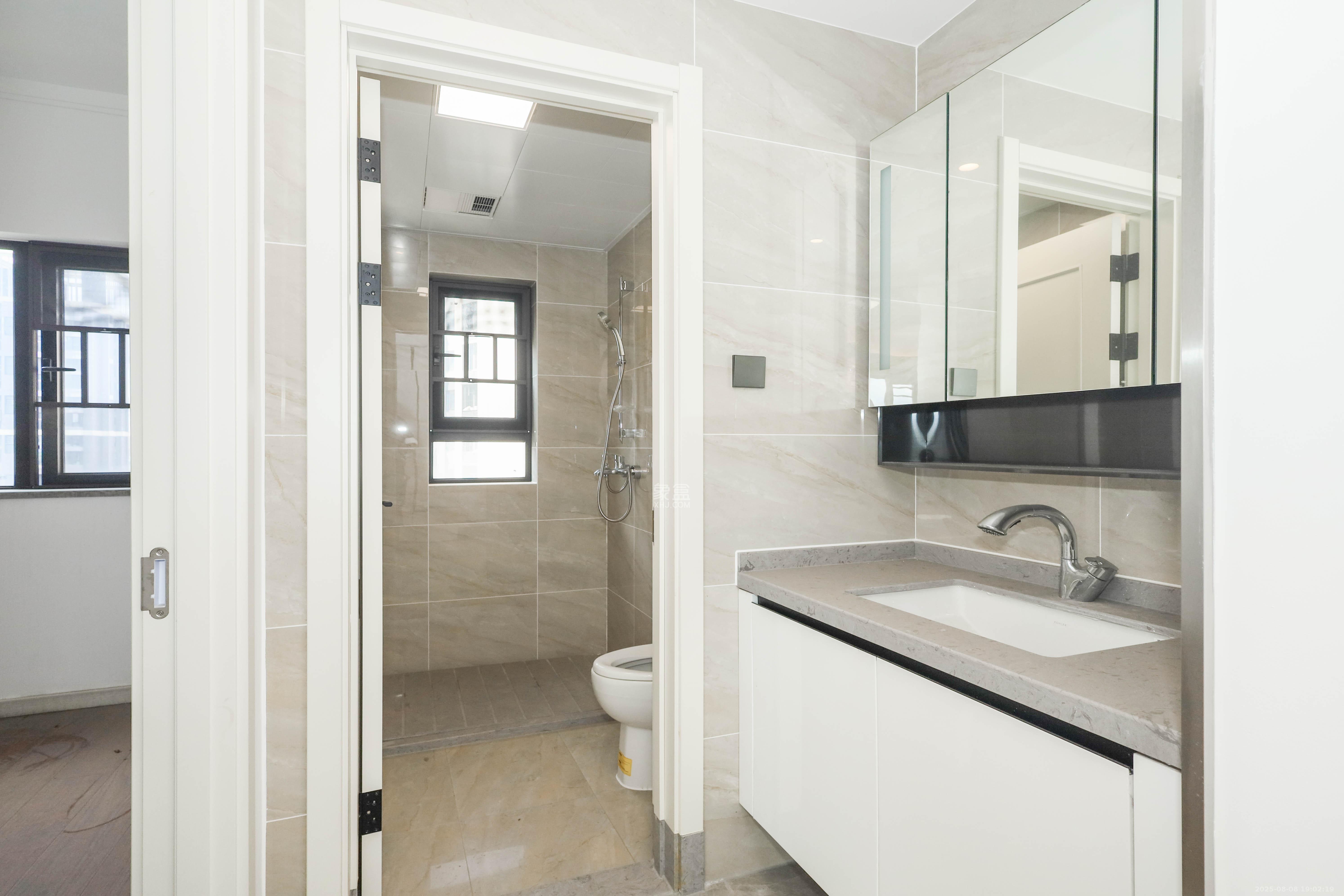 万科金色梦想A区  4室2厅2卫    145.0万卫生间