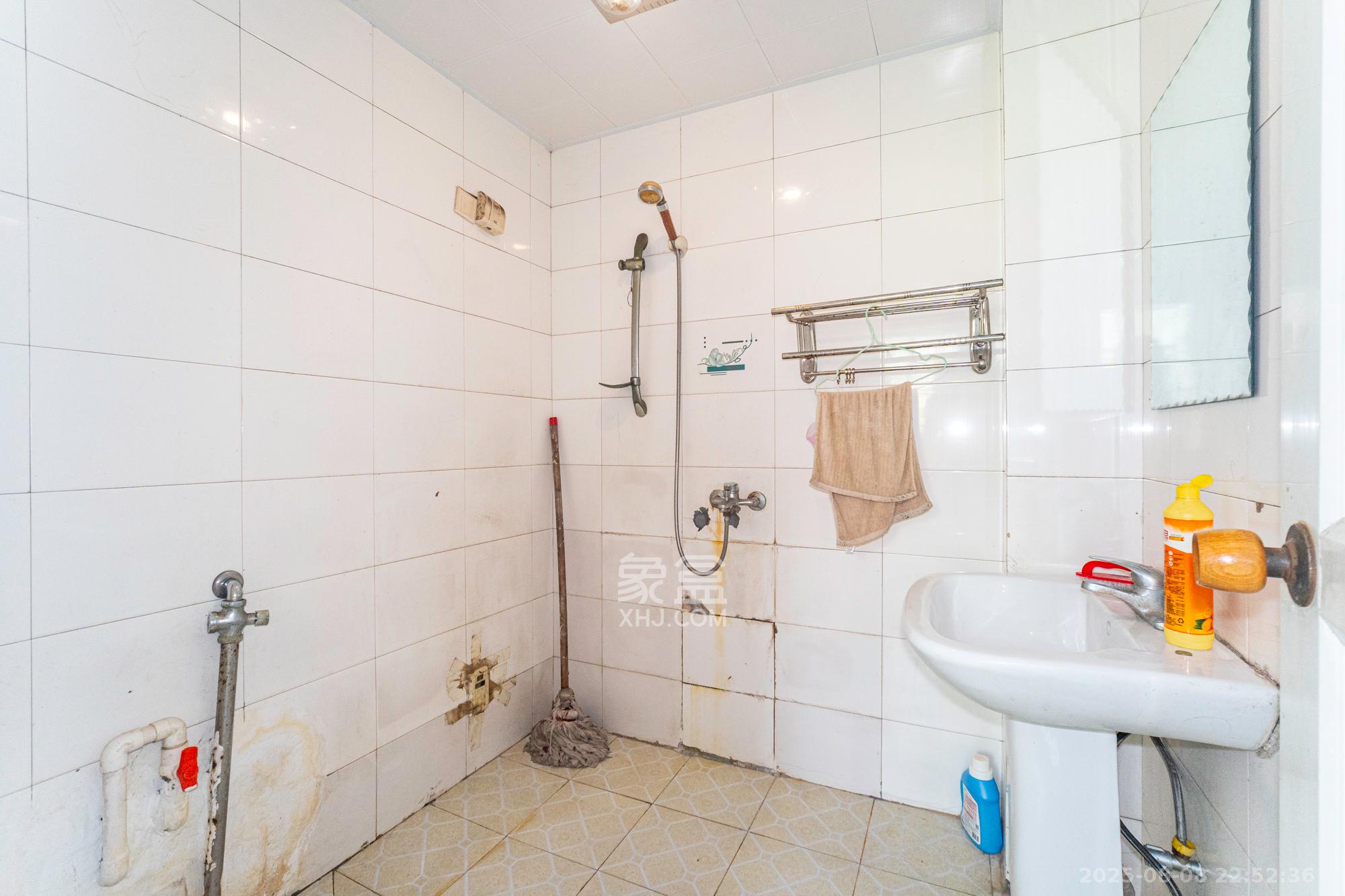 中南汽车世界 2室2厅1卫 22.8万 中南汽车世界 2室2厅1卫 22.8万卫生间