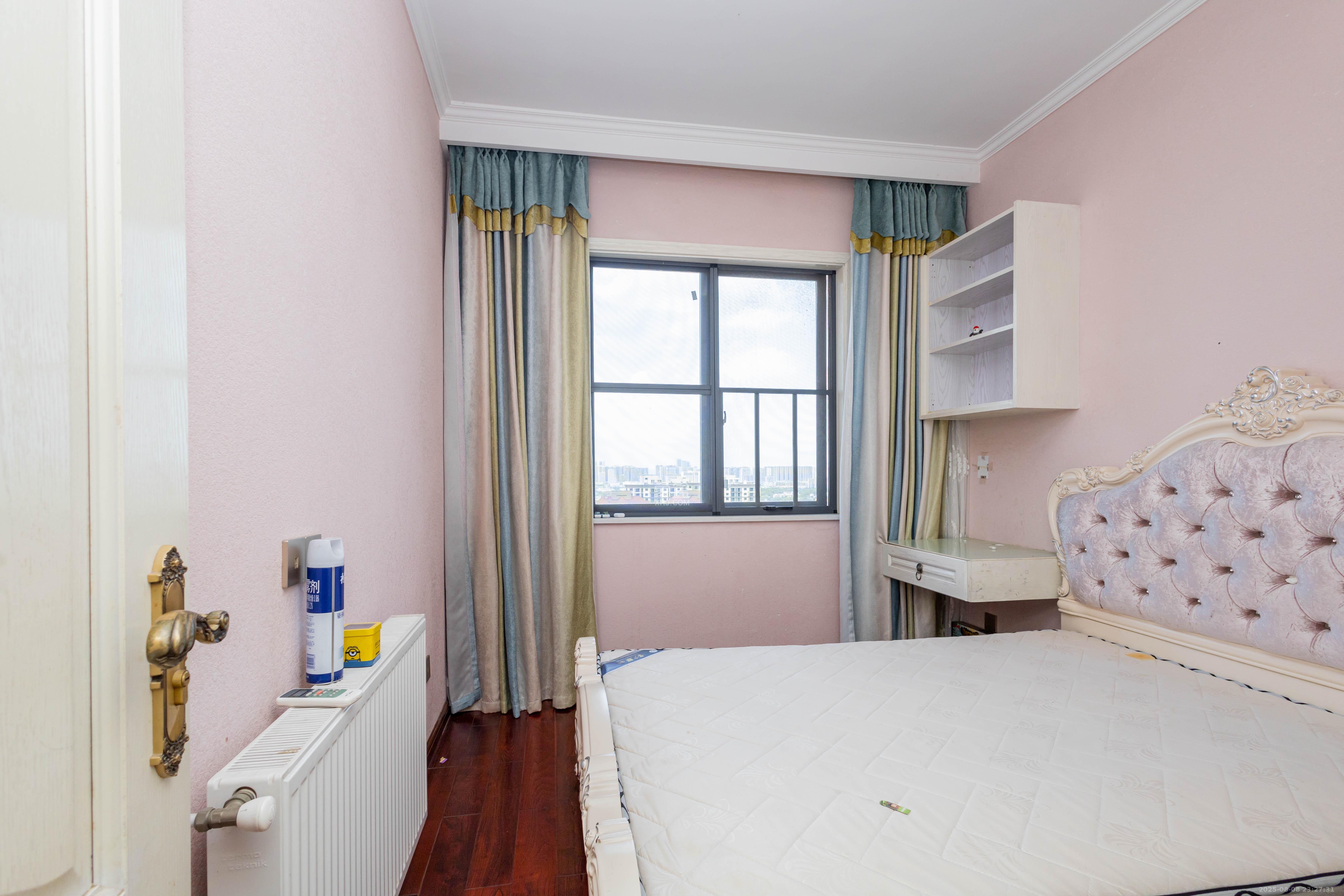 紫御江山  4室2厅2卫    97.8万卧室